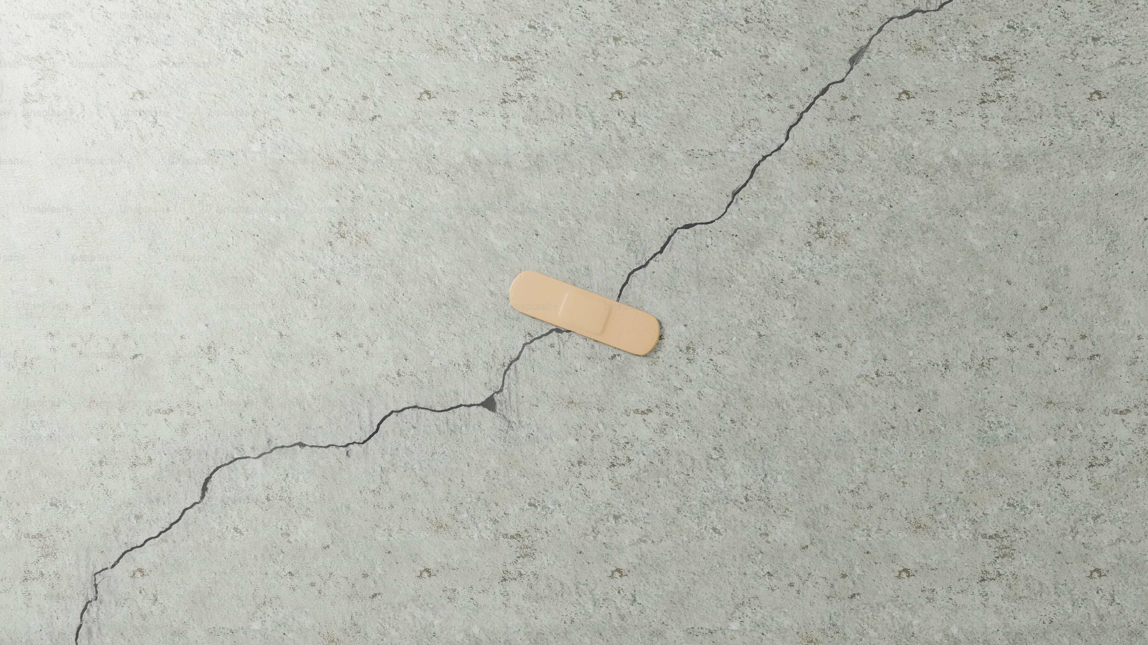 Perban menutupi retakan pada permukaan beton.