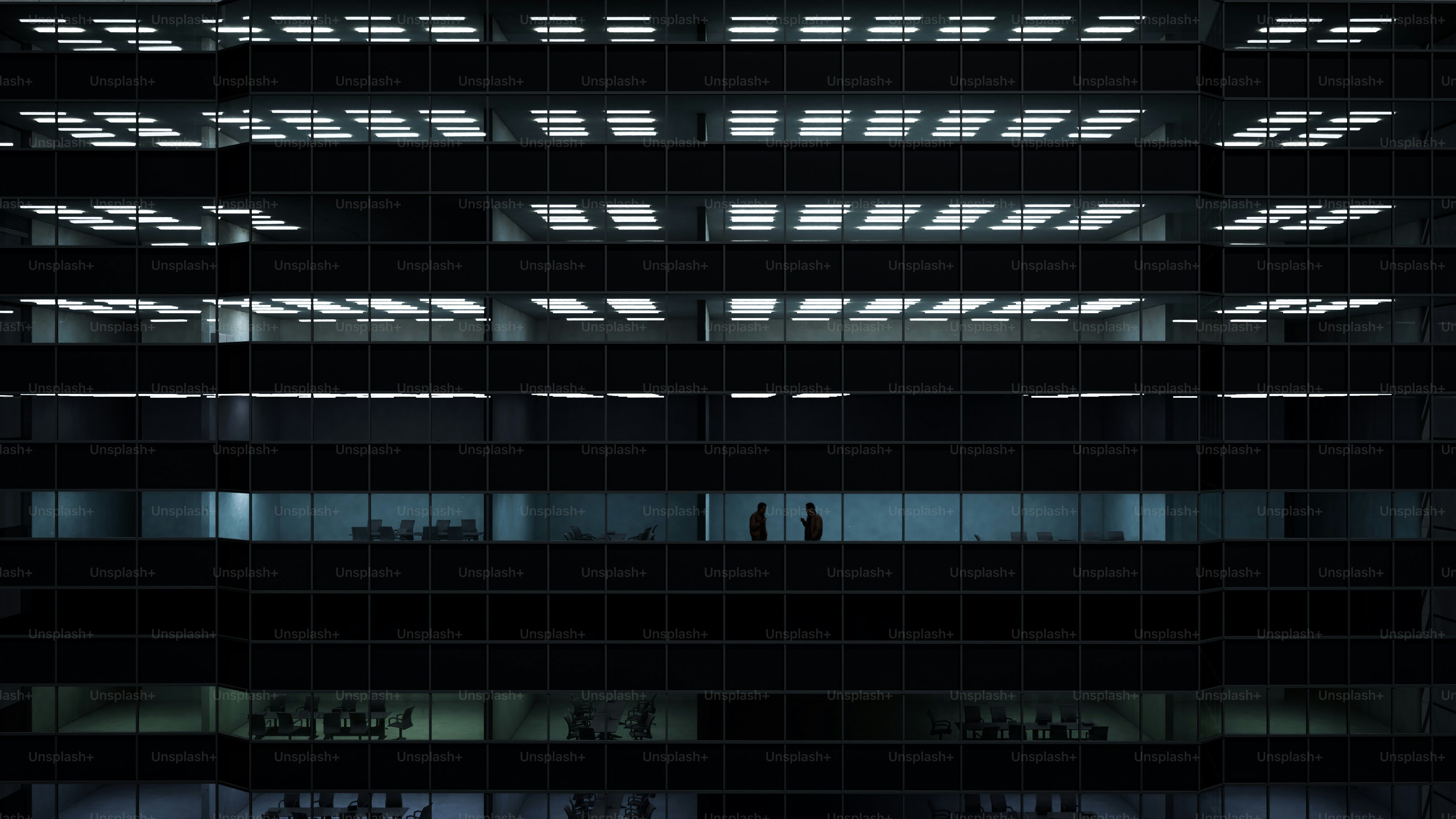 Dua sosok berdiri di balkon gedung pencakar langit yang gelap.