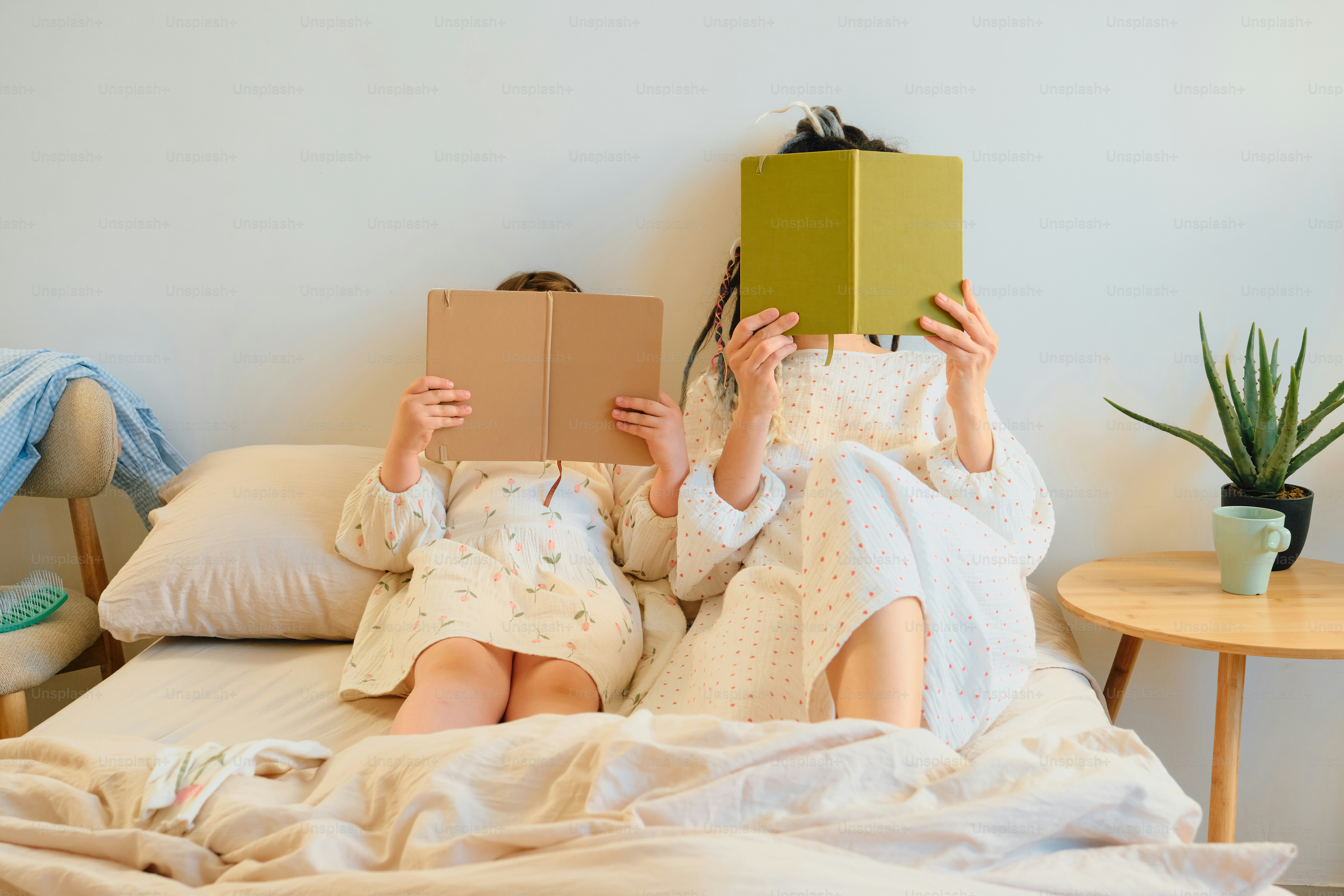 Deux personnes lisant des livres au lit