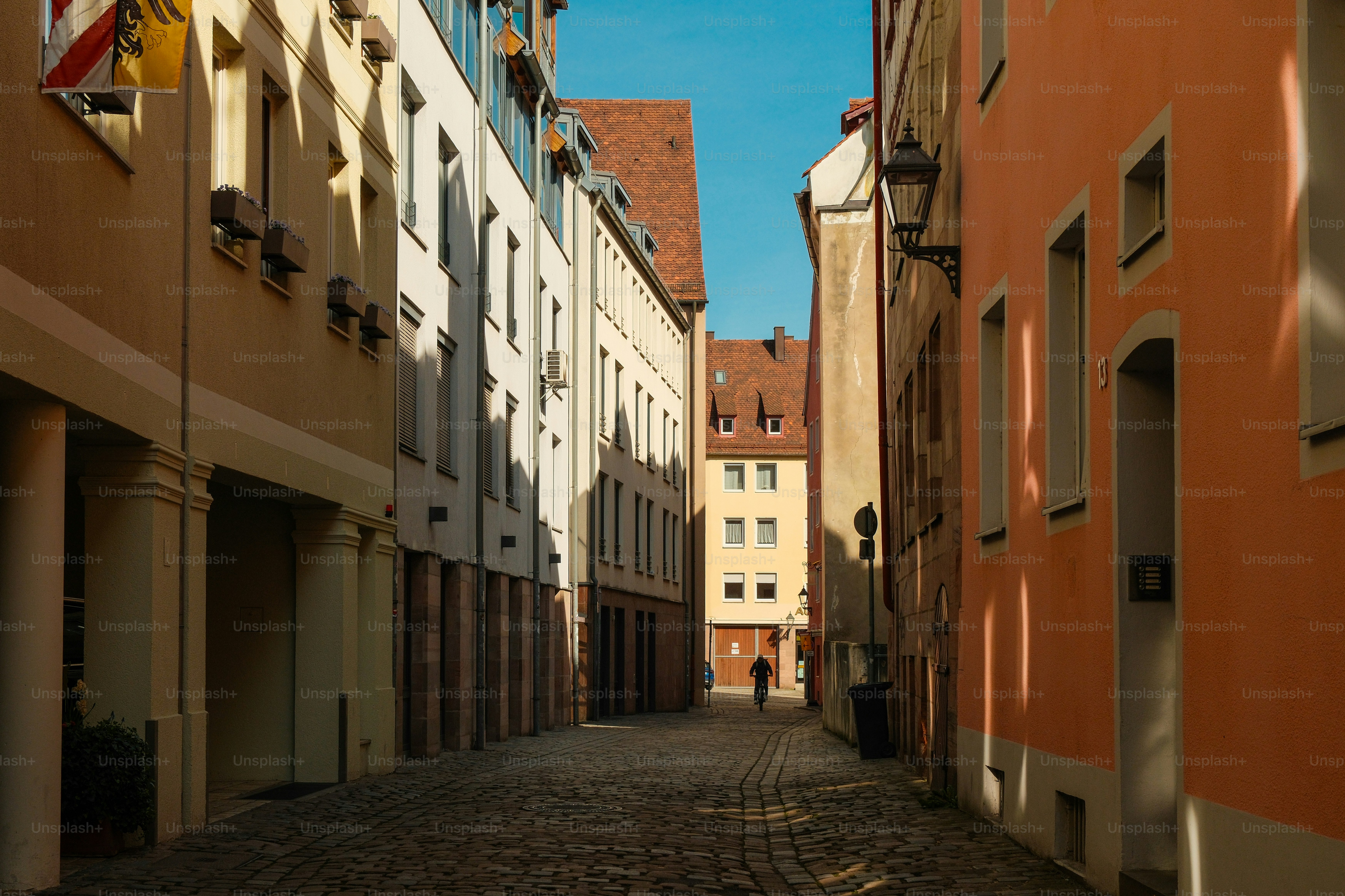 Una calle europea estrecha con edificios coloridos