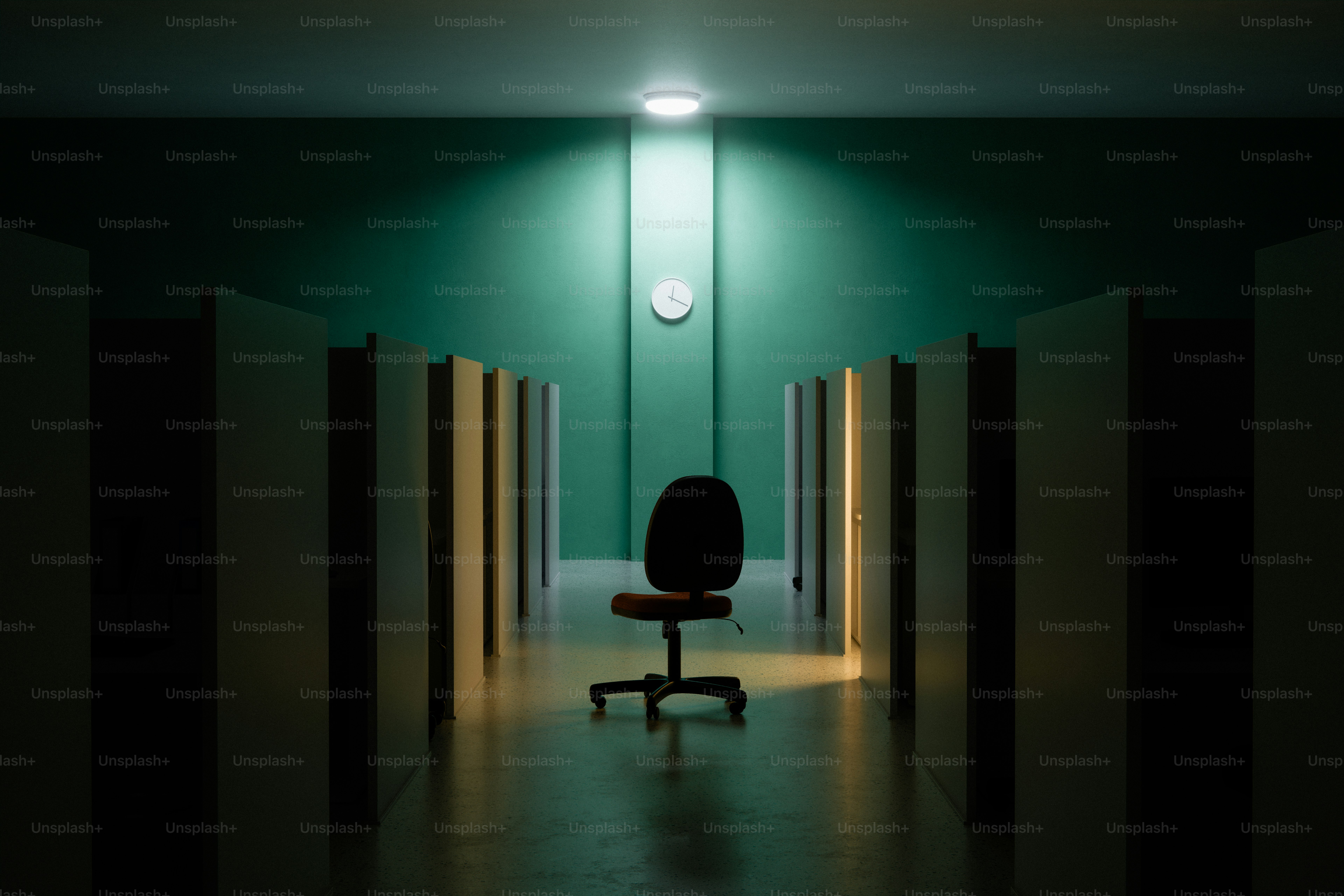 Kursi kantor tunggal di lorong remang-remang.