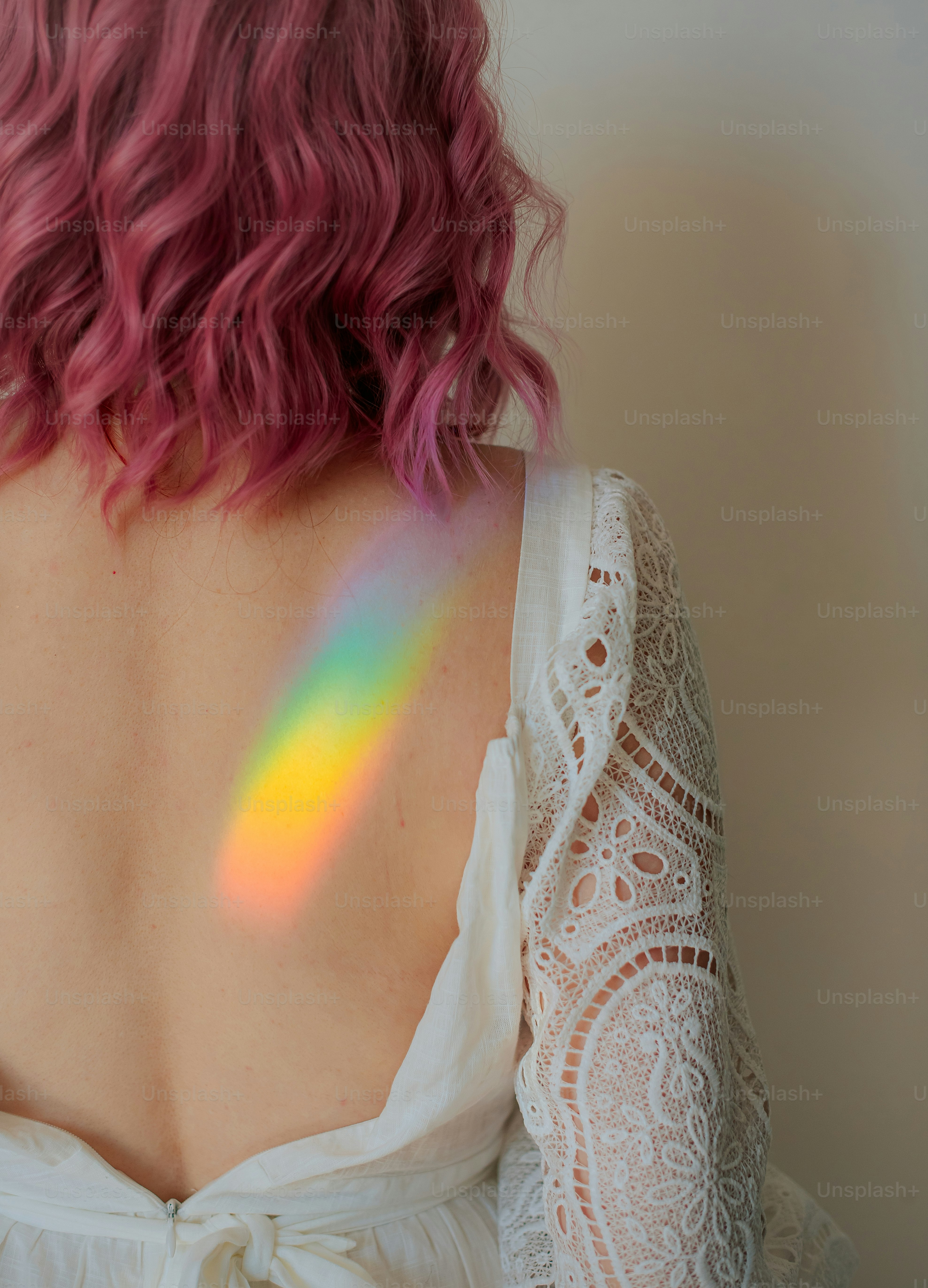 Wanita dengan rambut merah muda mengenakan gaun renda putih