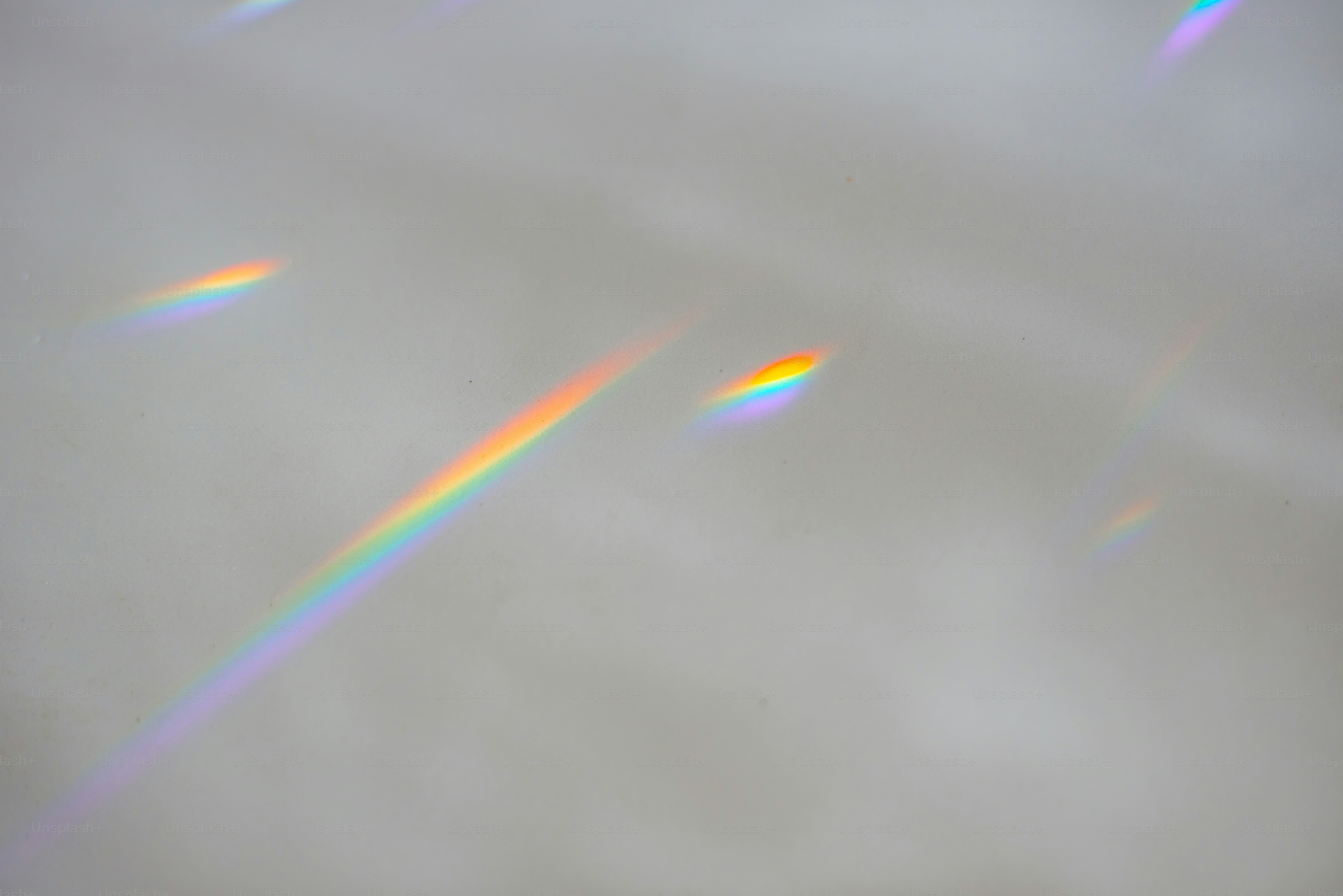 Garis-garis cahaya pelangi dengan latar belakang putih