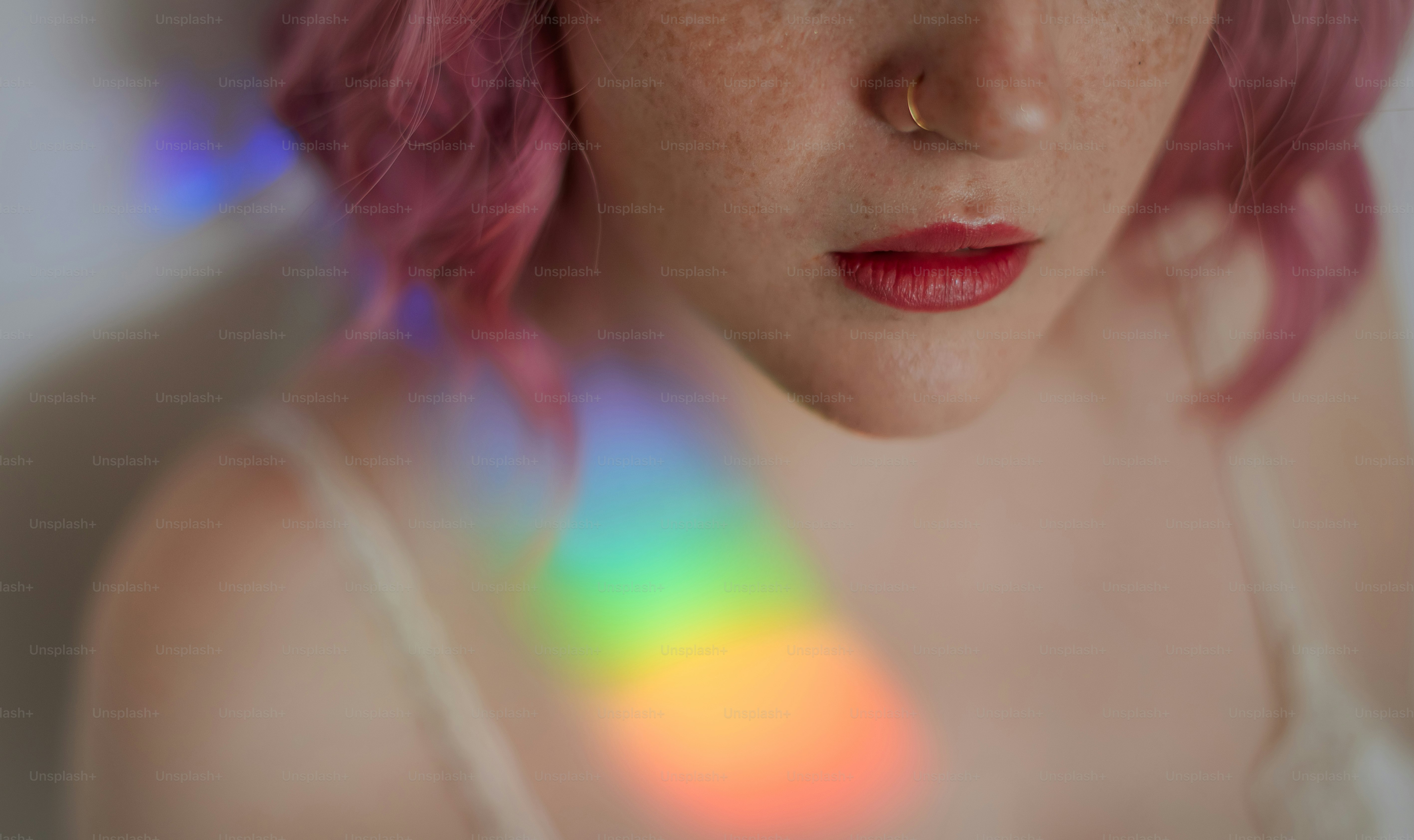 Wanita dengan rambut merah muda dan bintik-bintik dengan cahaya pelangi