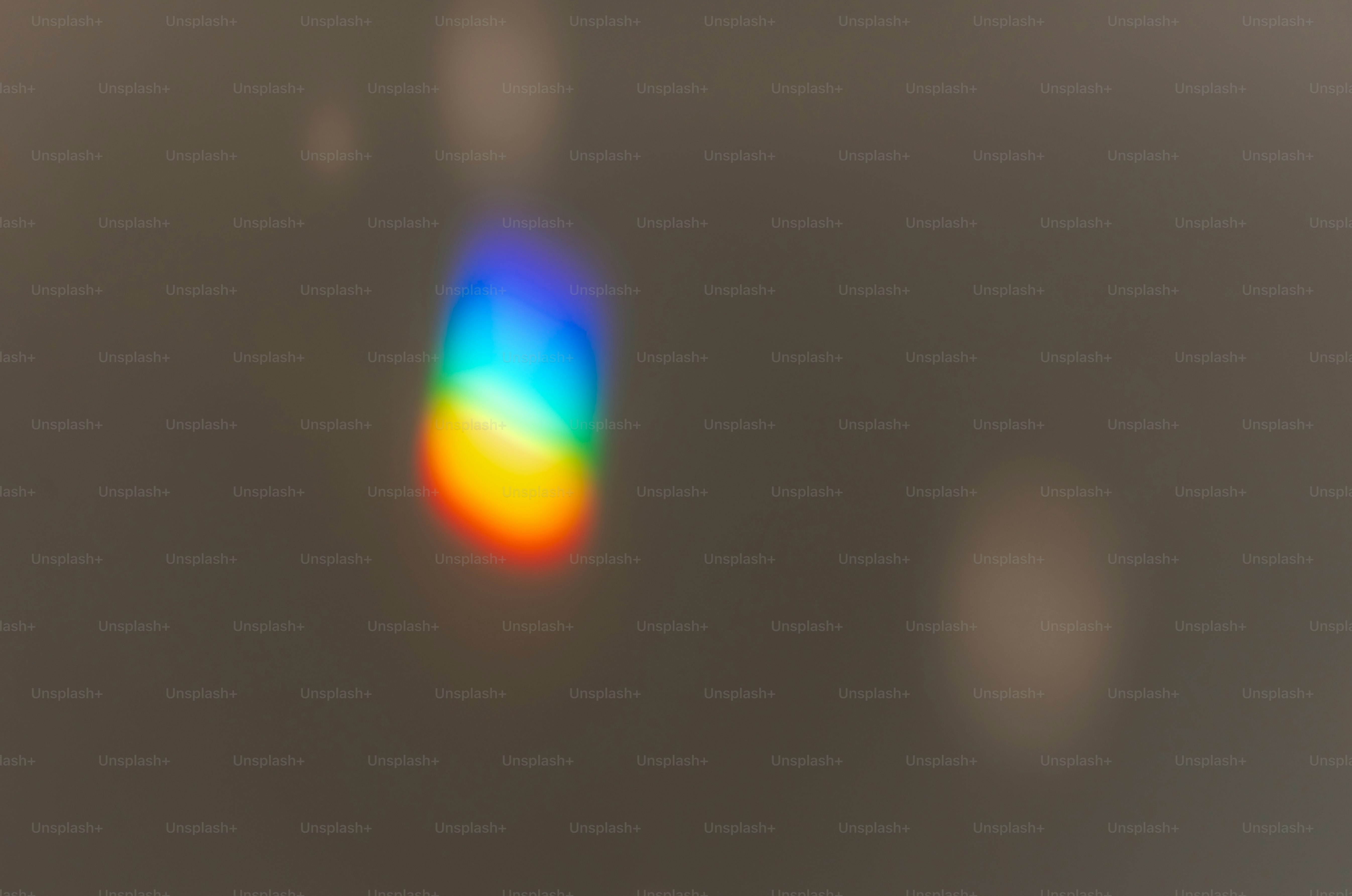 Spektrum cahaya pelangi dengan latar belakang abu-abu