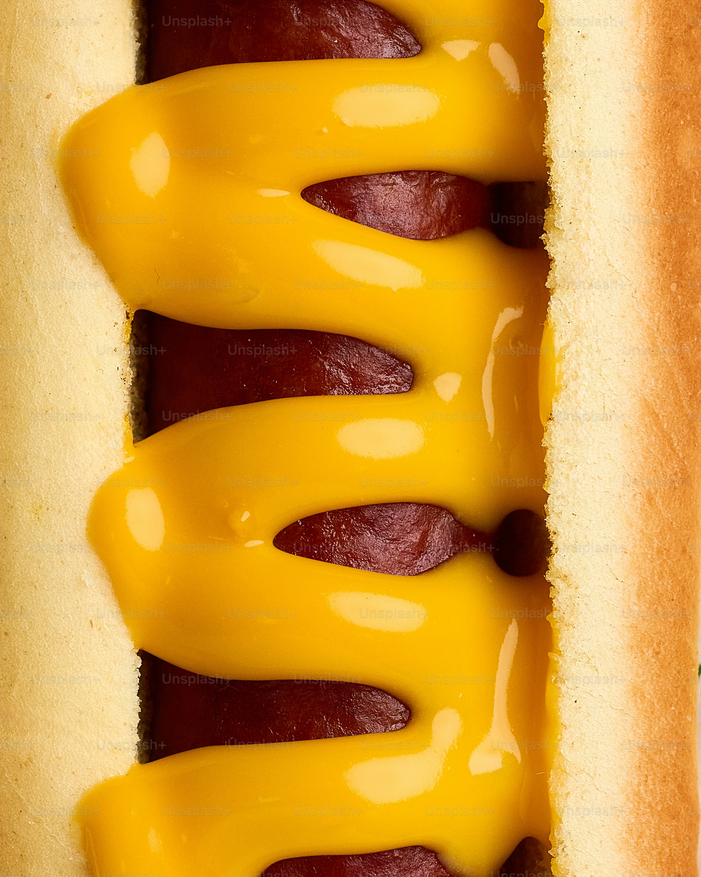 Um cachorro-quente com mostarda no pão