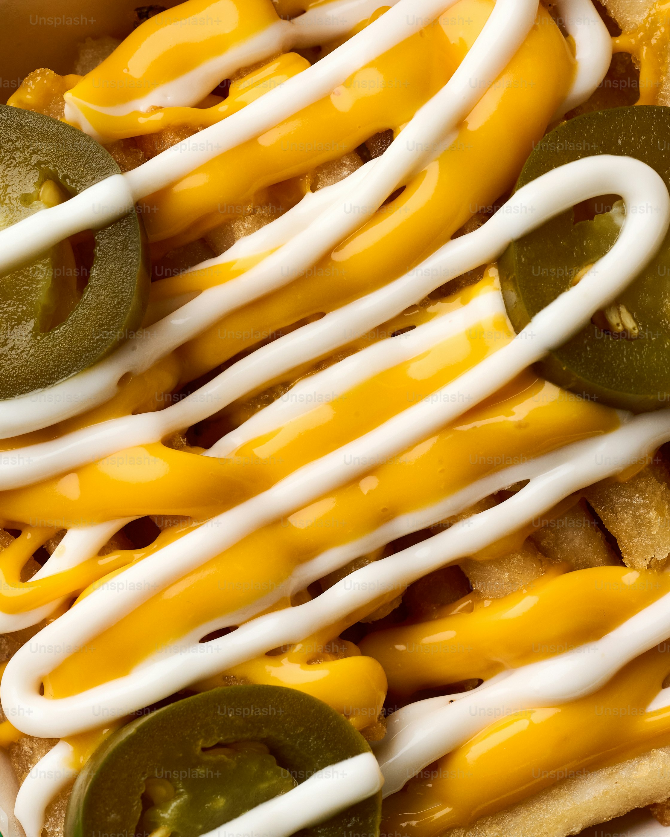 Batatas fritas cobertas com queijo e jalapeños