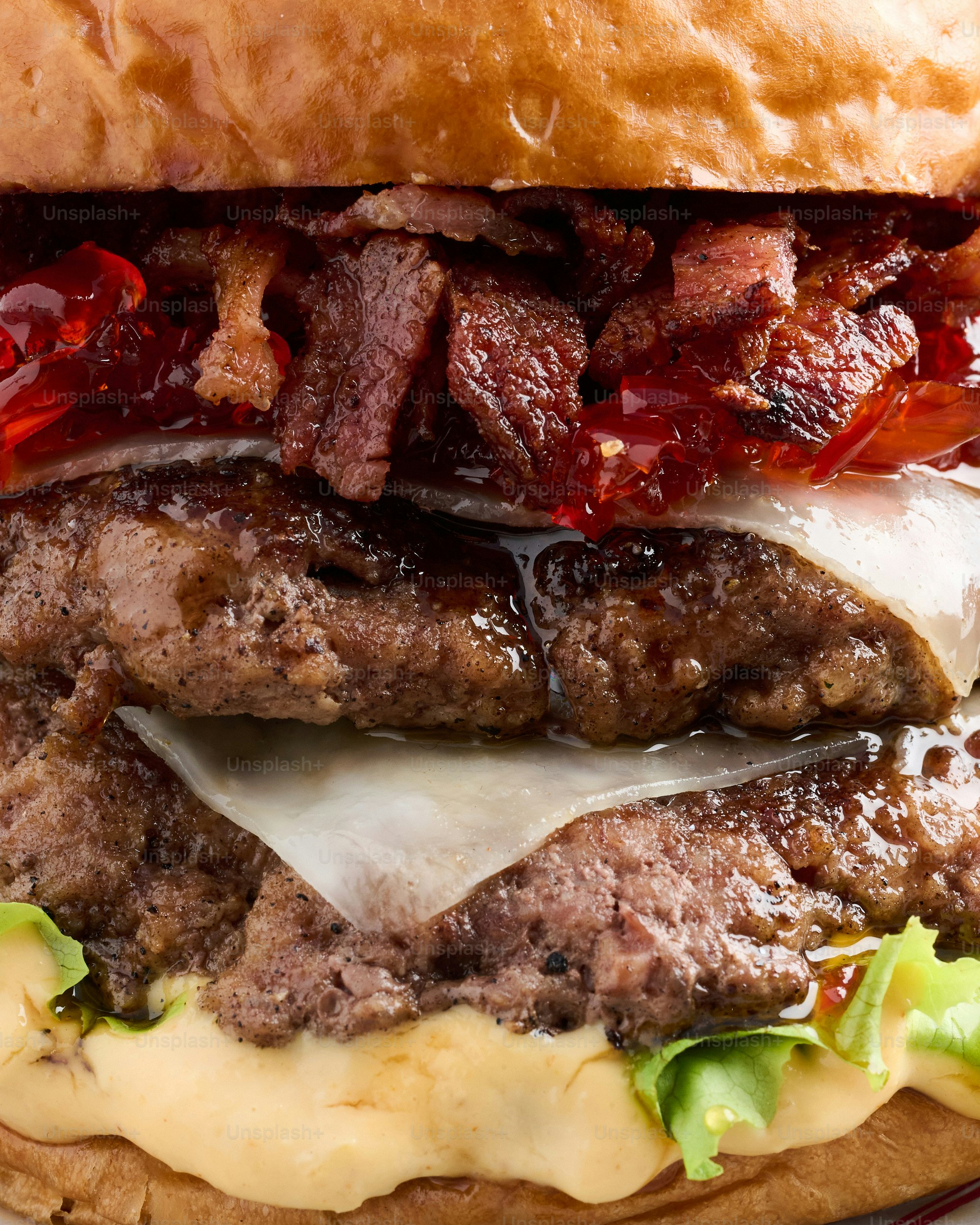 Um cheeseburger duplo com bacon e alface suculento