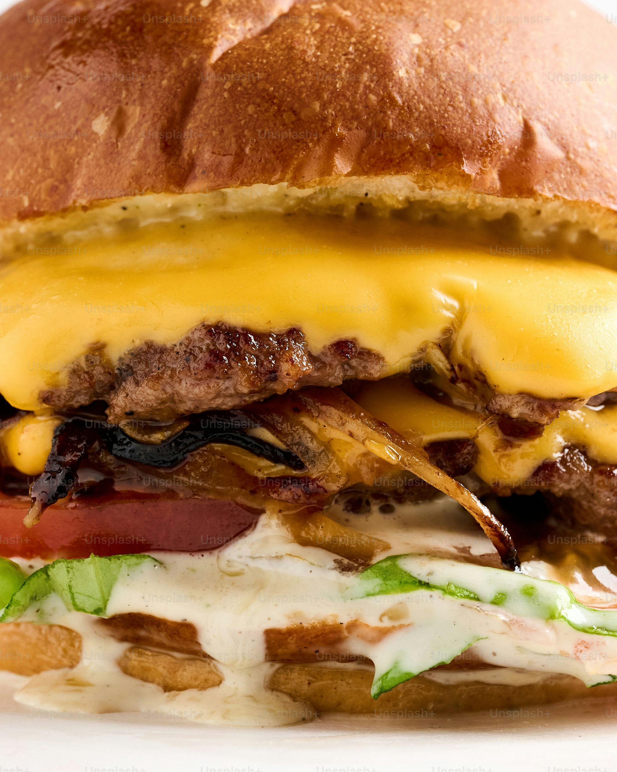 Um cheeseburger suculento com queijo derretido e coberturas frescas.