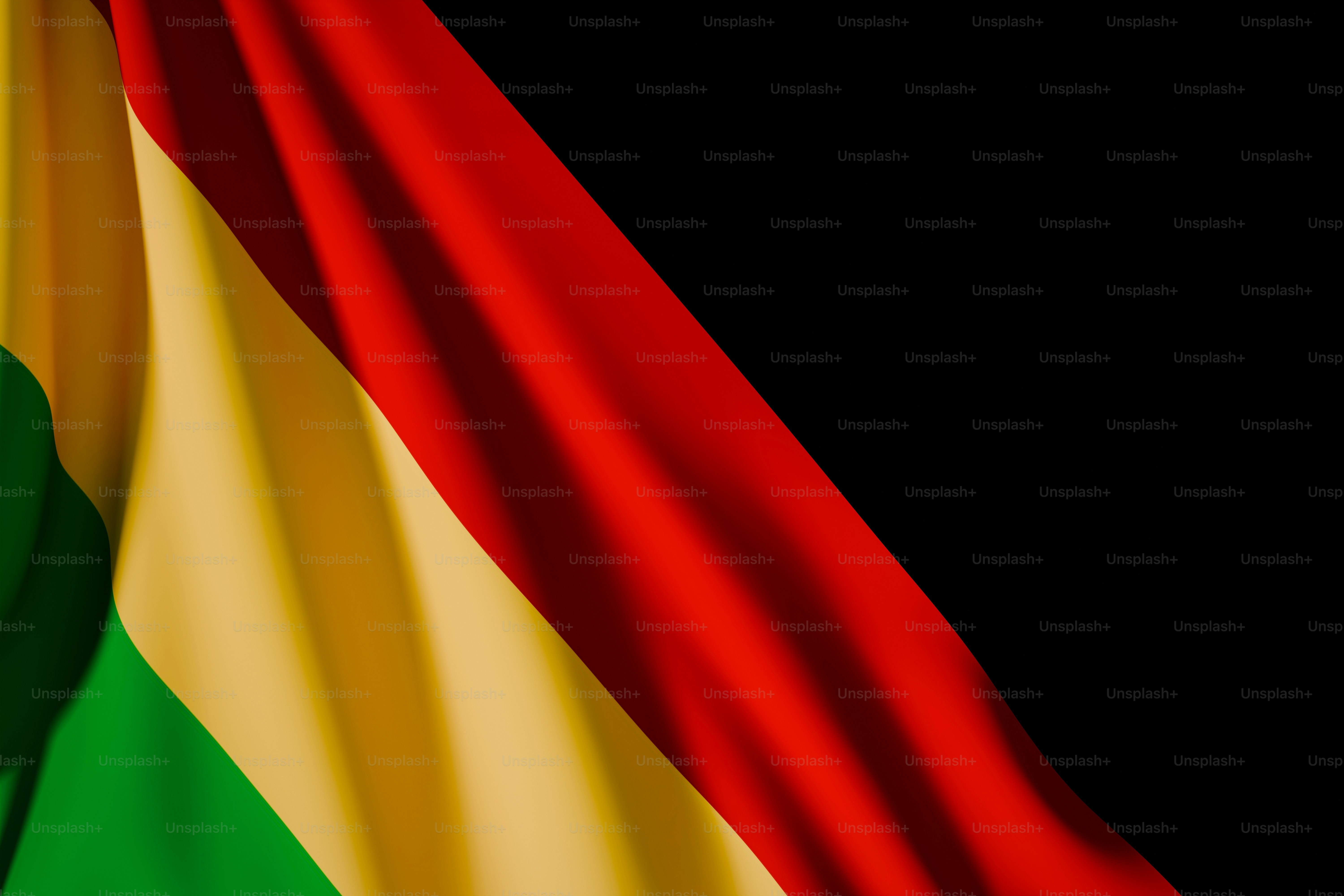 Bandera ondeando con rayas verdes, amarillas y rojas.