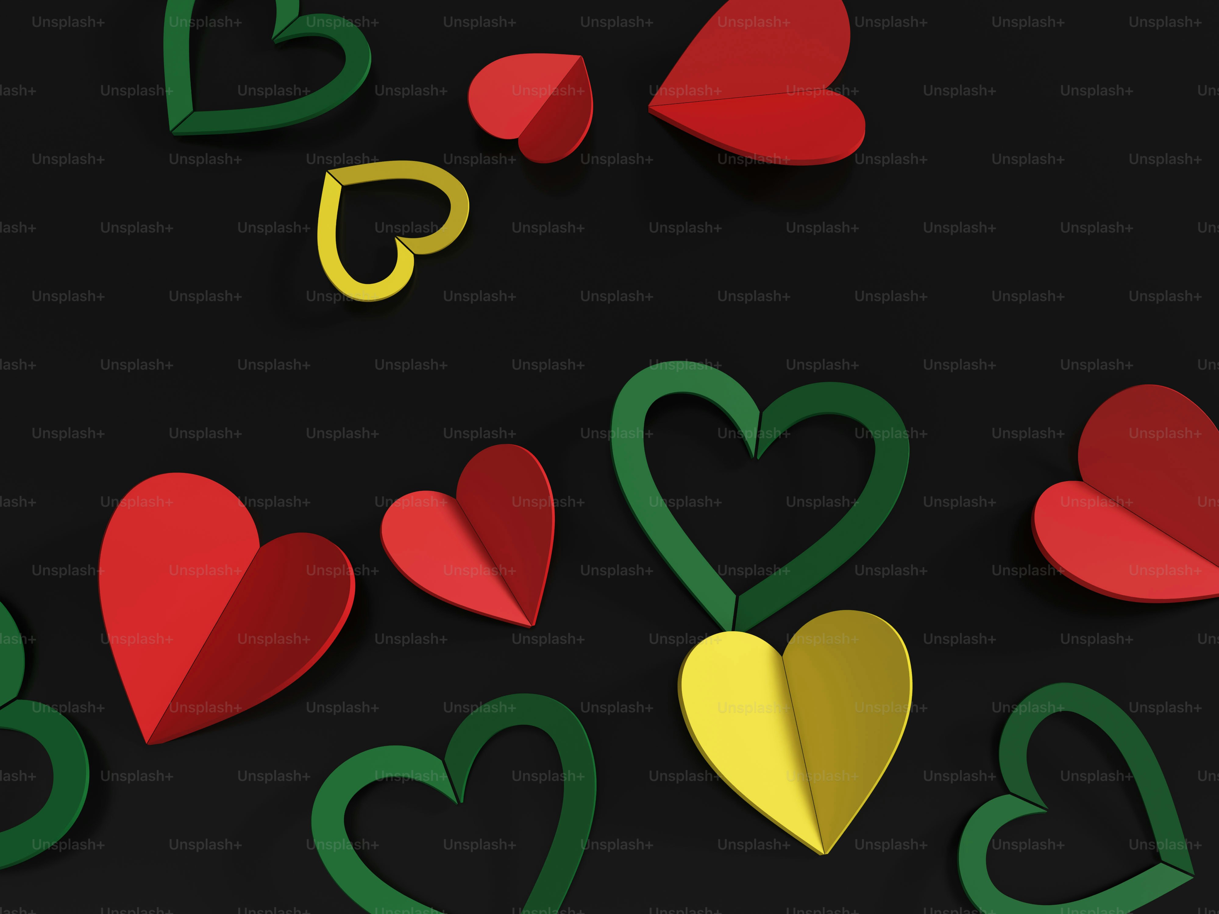 검은 배경에 흩어진 다채로운 종이 하트들.