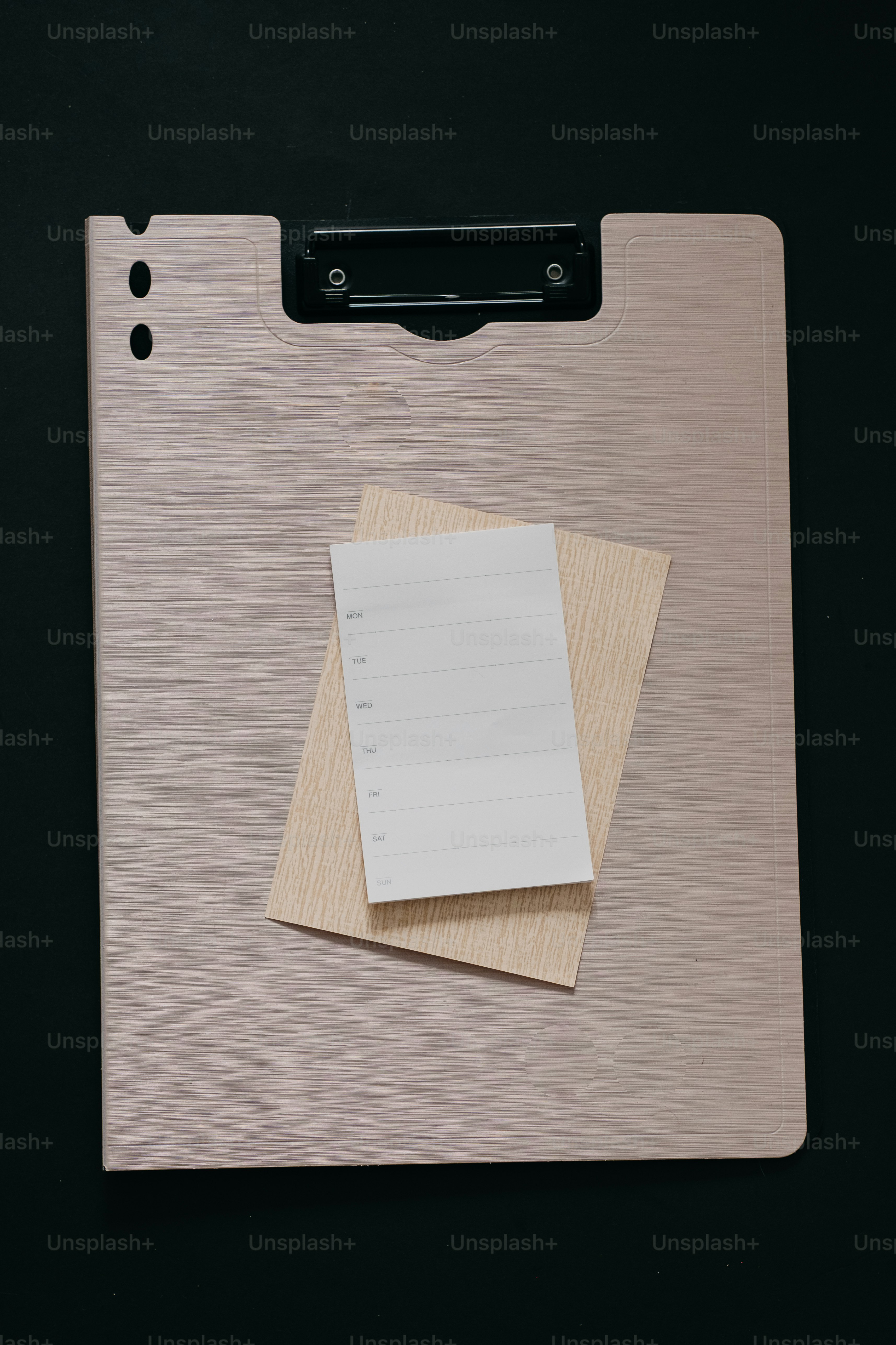 검은 배경에 종이가 적힌 클립보드