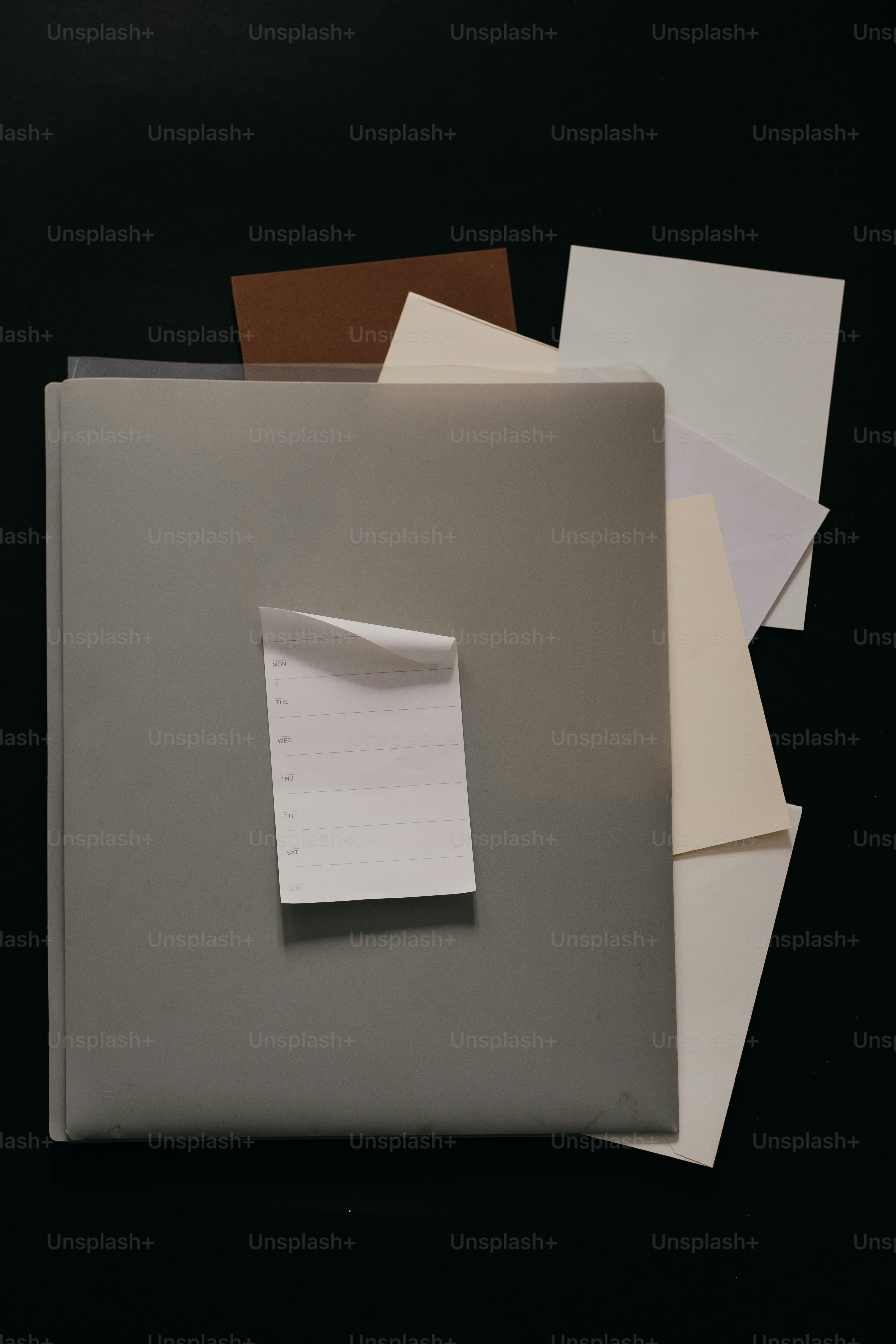 어두운 배경에 종이가 적힌 회색 바인더