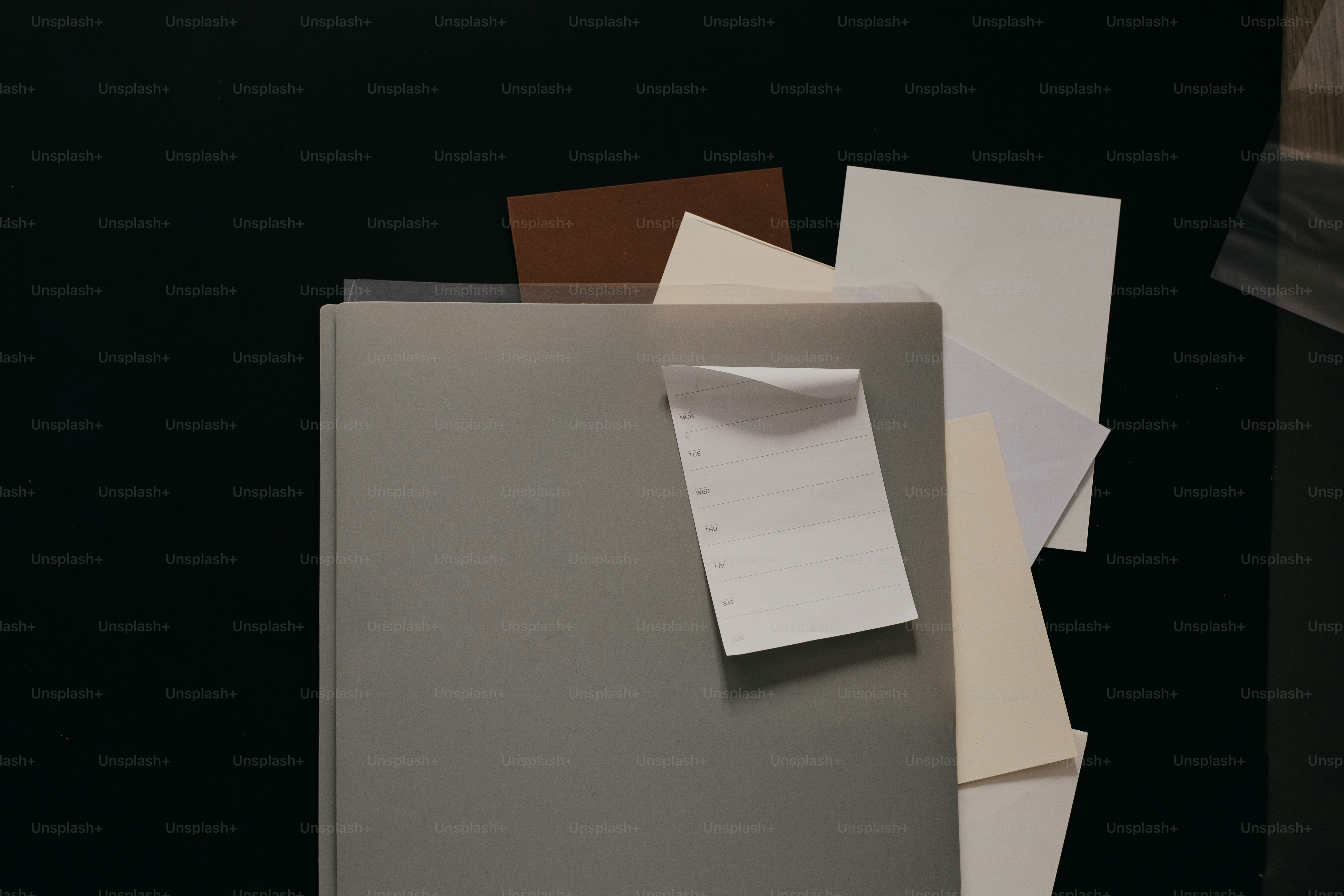 여러 종이와 검은 배경에 회색 폴더 하나