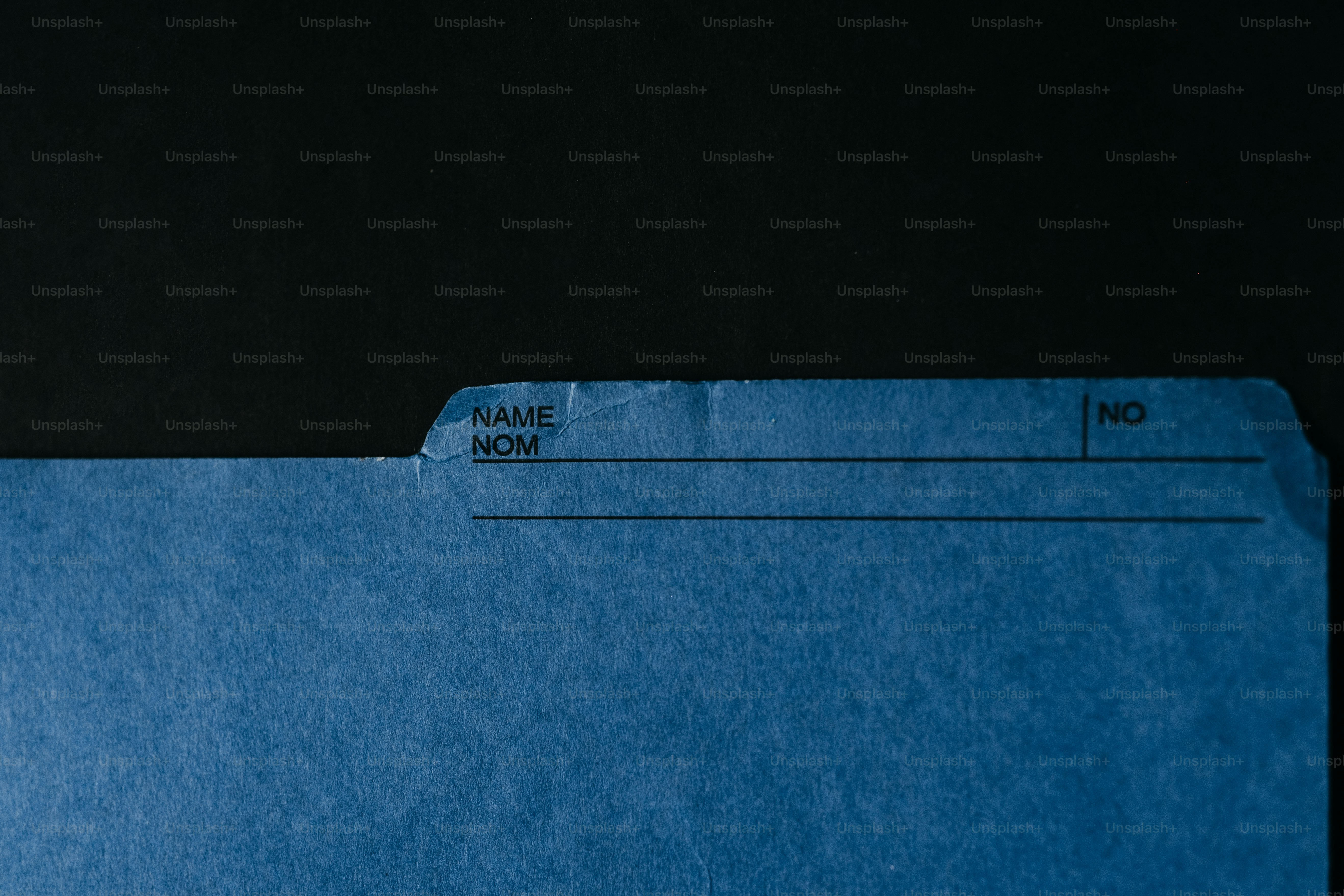 이름과 번호 라벨이 적힌 파란색 파일 폴더