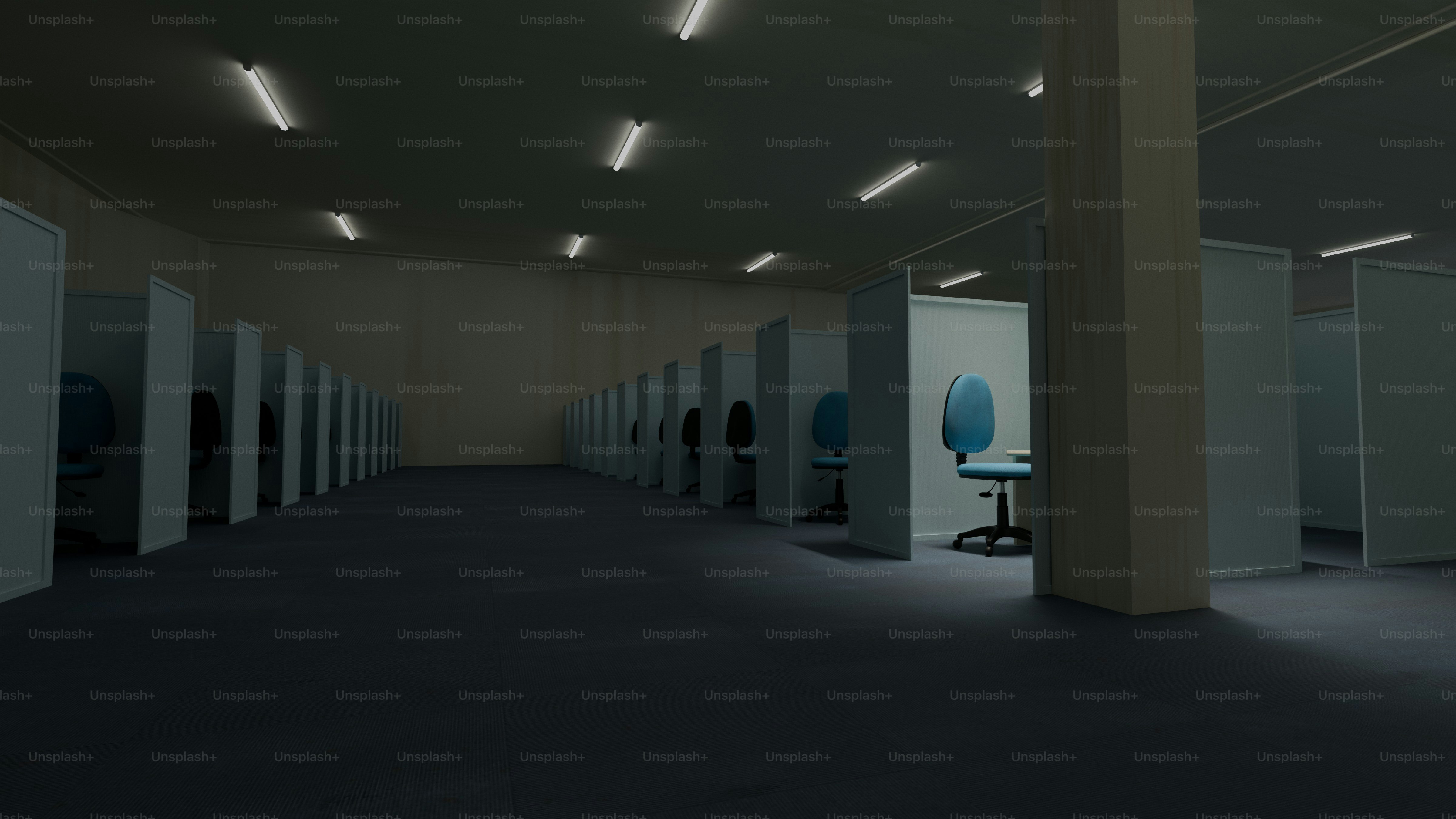 File di cubicoli vuoti con sedie e scrivanie.
