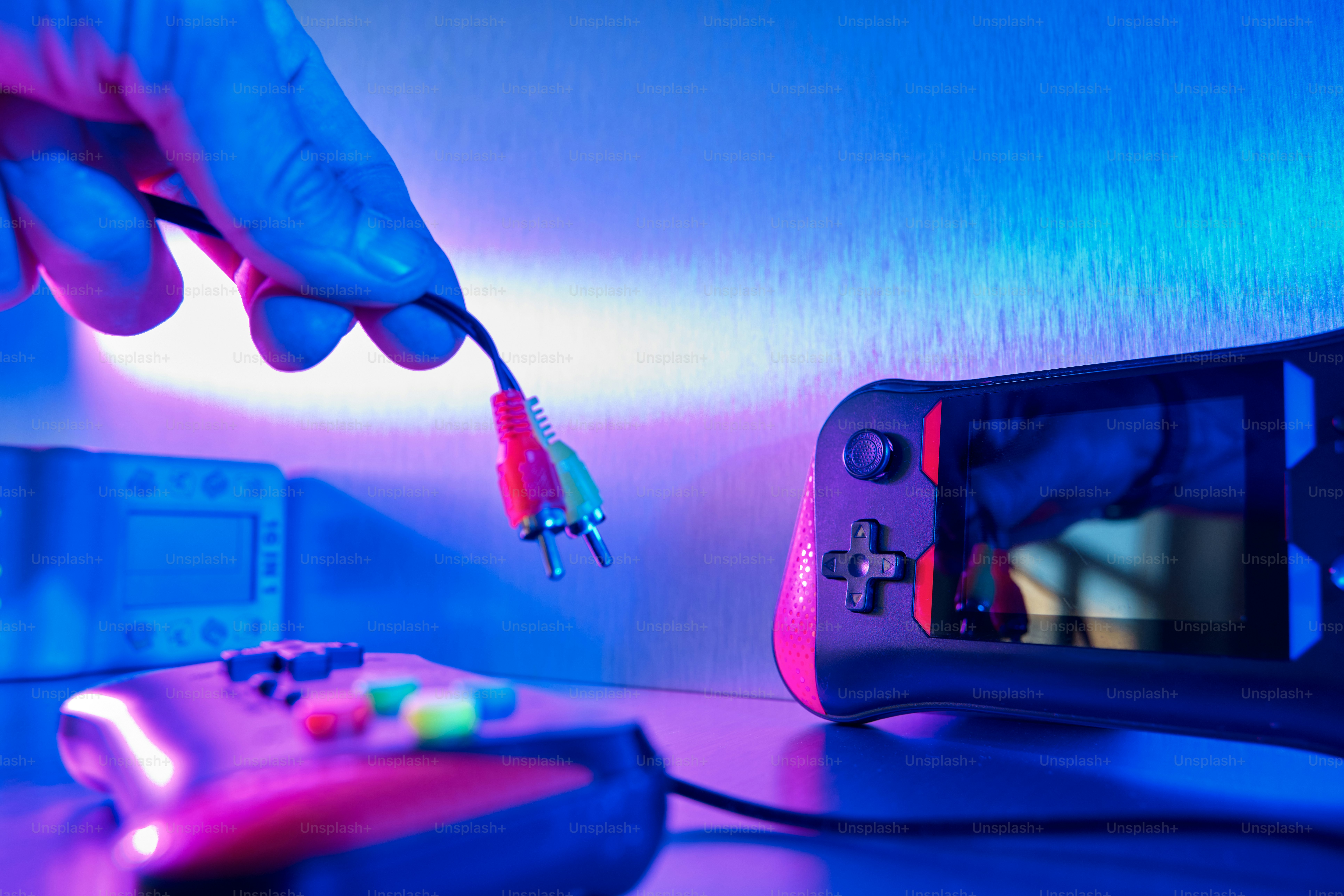Conectar manualmente cables de audio a una consola de juegos retro