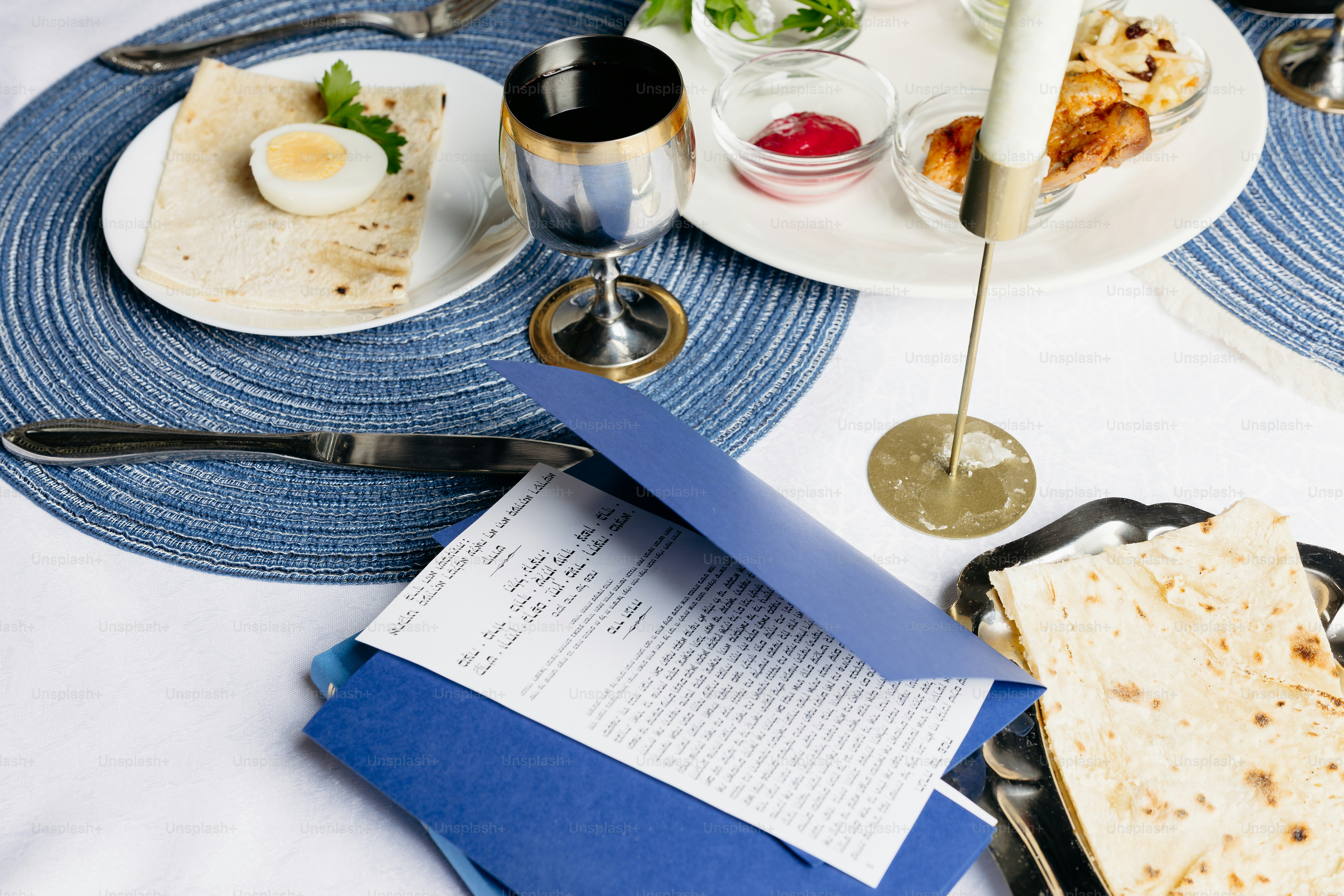 Uma mesa de seder de pessach com matzá e vinho