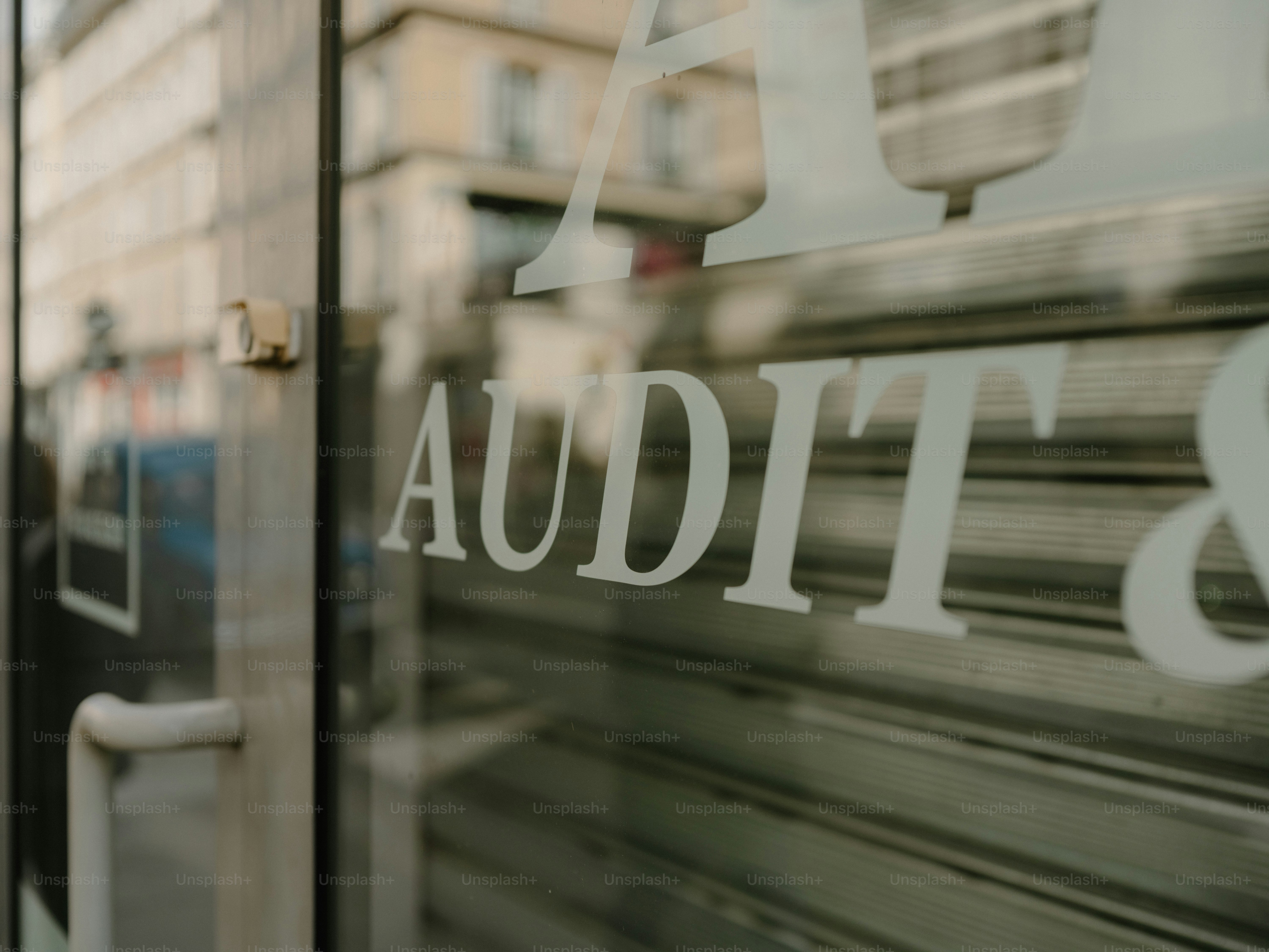 Pintu kaca dengan "audit &" teks tercermin