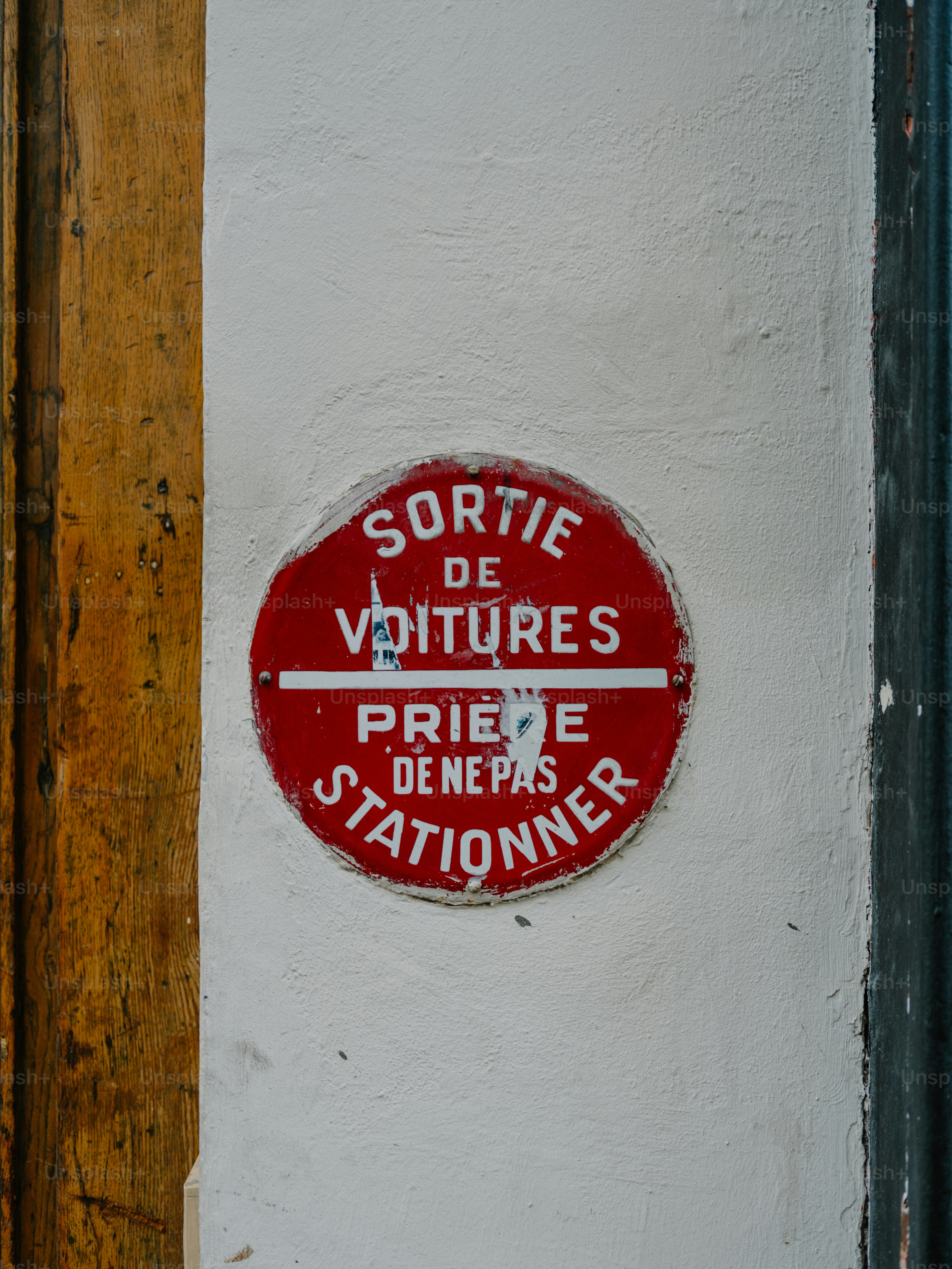 Red circular sign with french text for parking restriction.