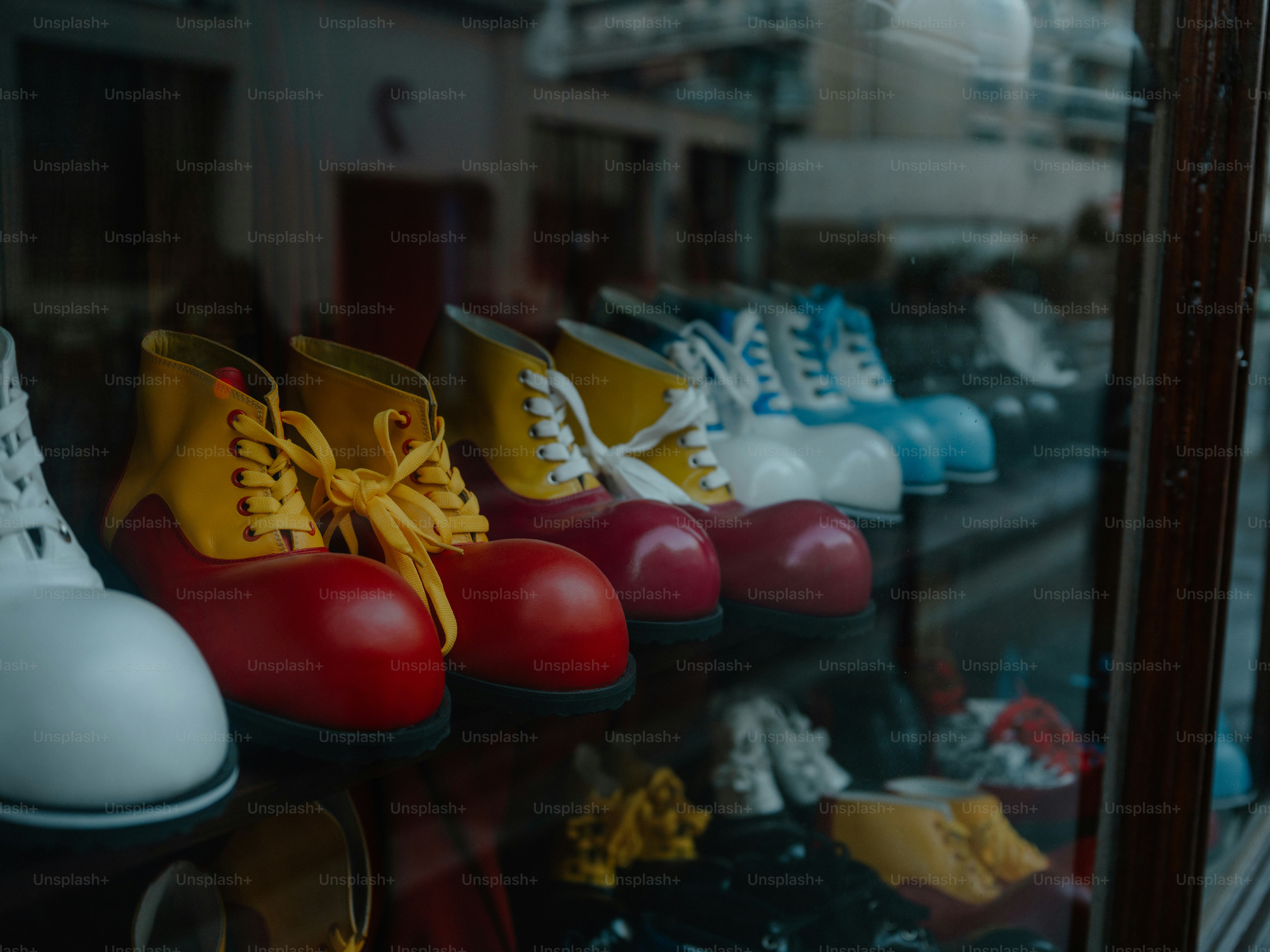 Fila de zapatos payaso coloridos en el escaparate de una tienda