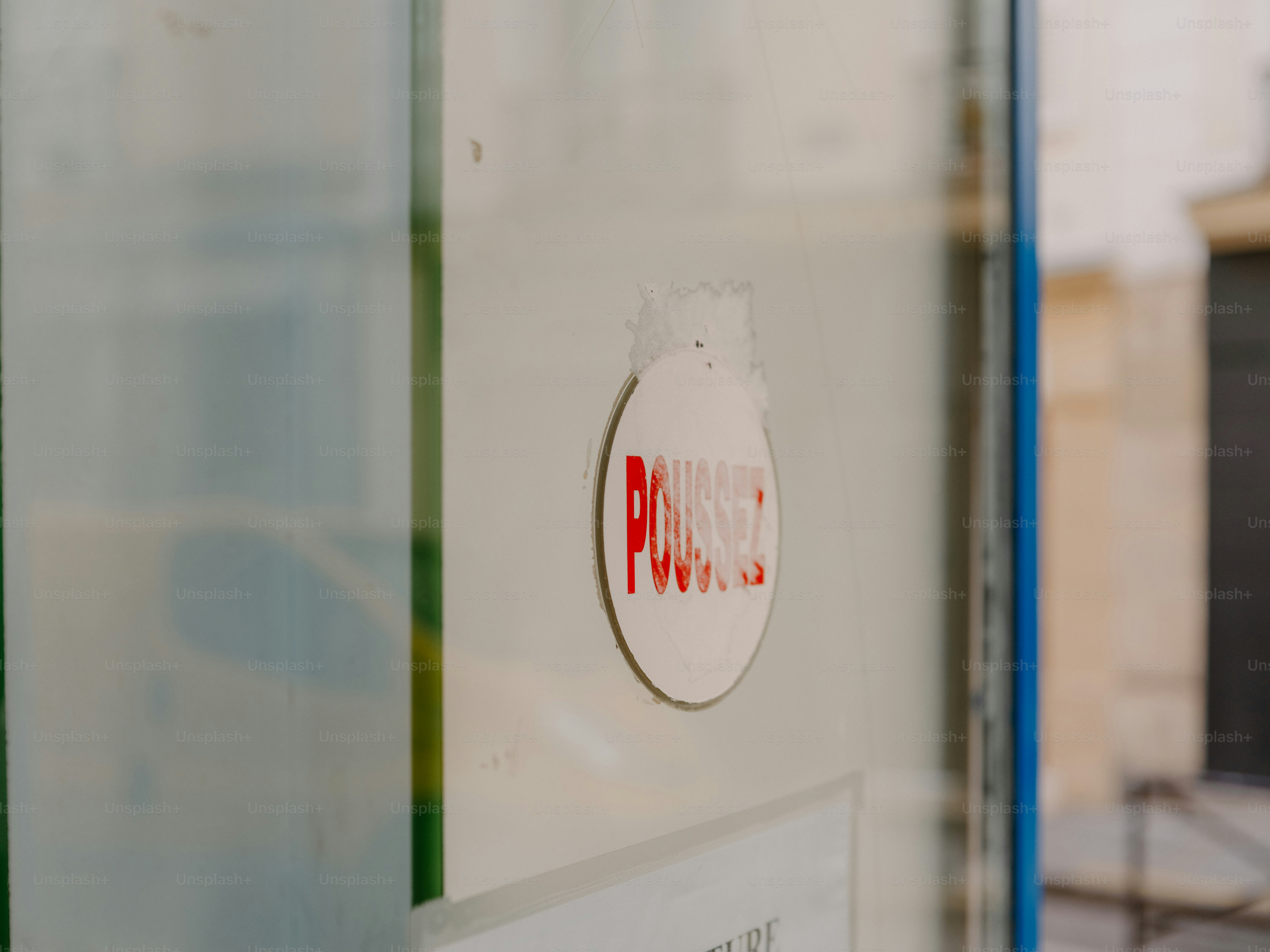 Circular sign with the word "poussez"