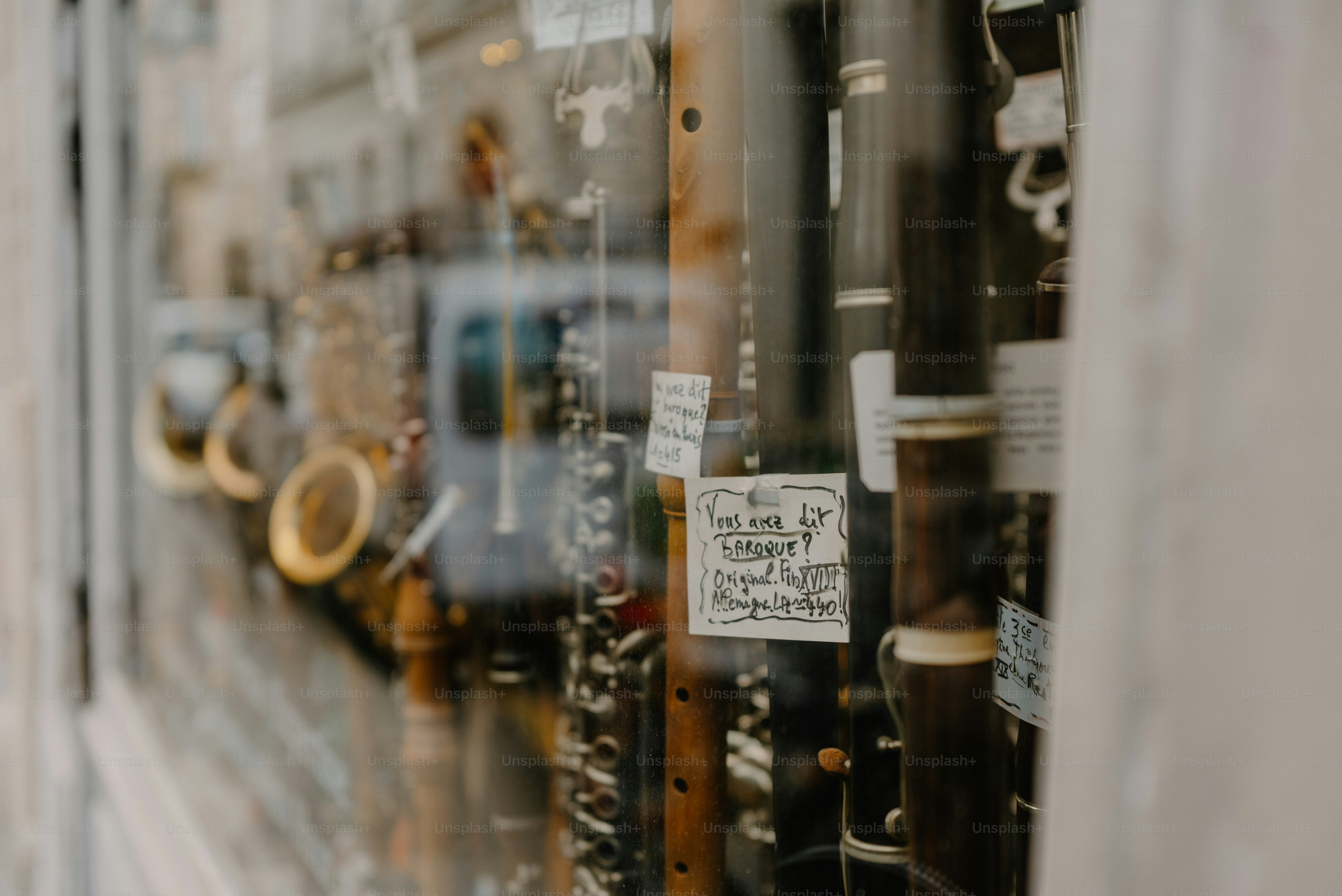 Musikinstrumente, die in einem Schaufenster ausgestellt sind