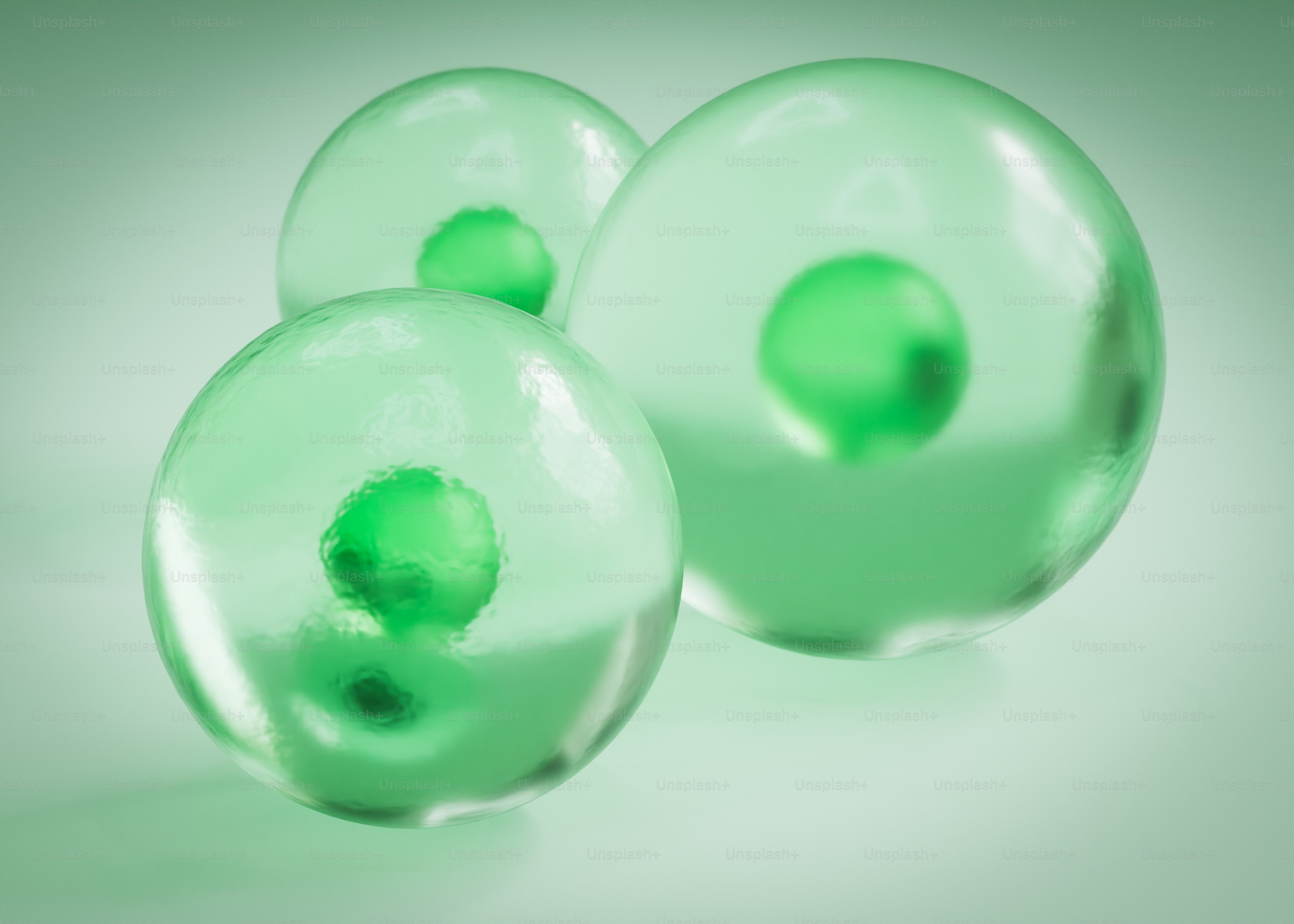 Tre sfere verdi traslucide con nuclei interni verdi.