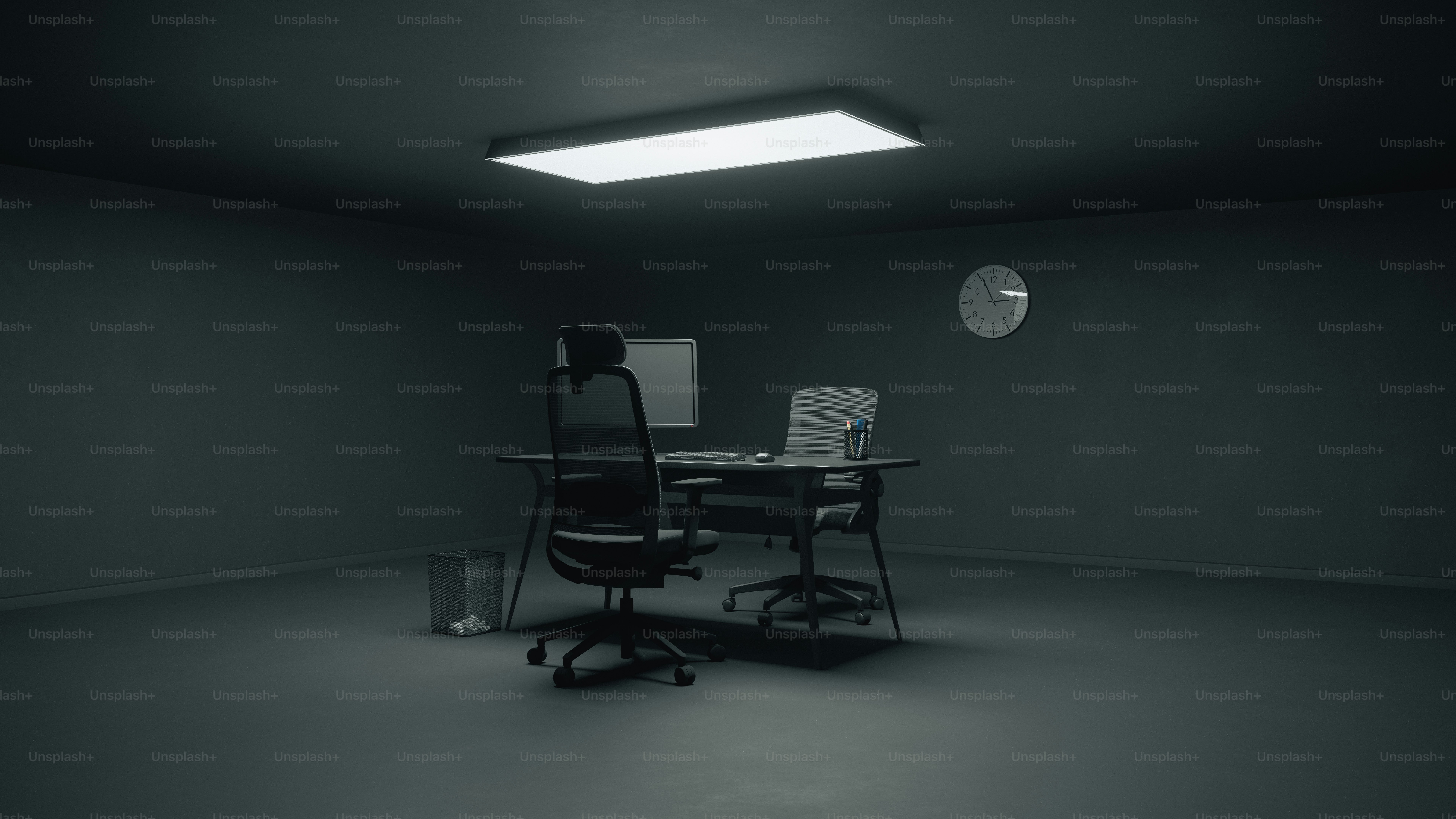 어둡고 텅 빈 사무실에 책상과 컴퓨터가 있었다.