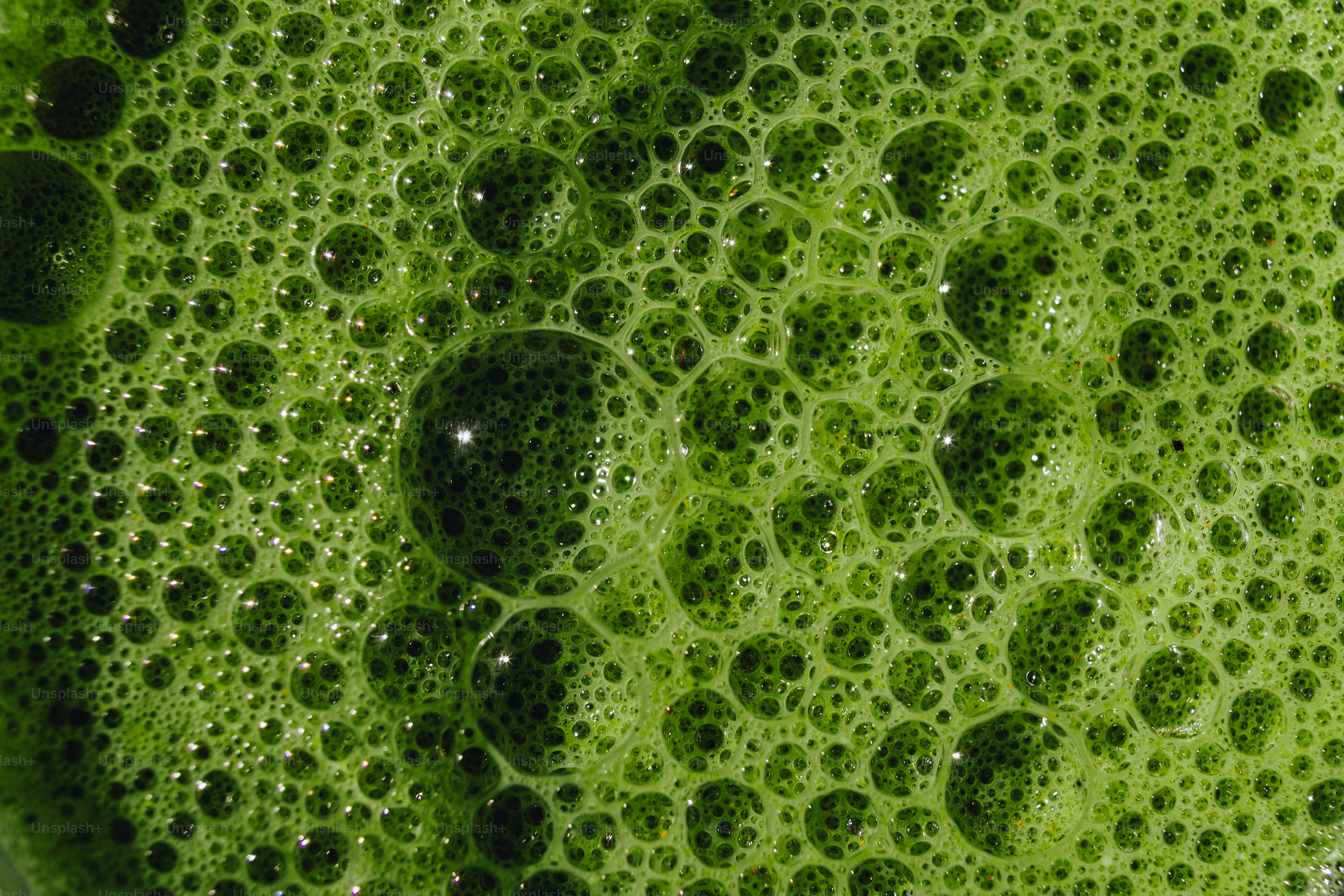 Burbujas verdes y espumosas cerca