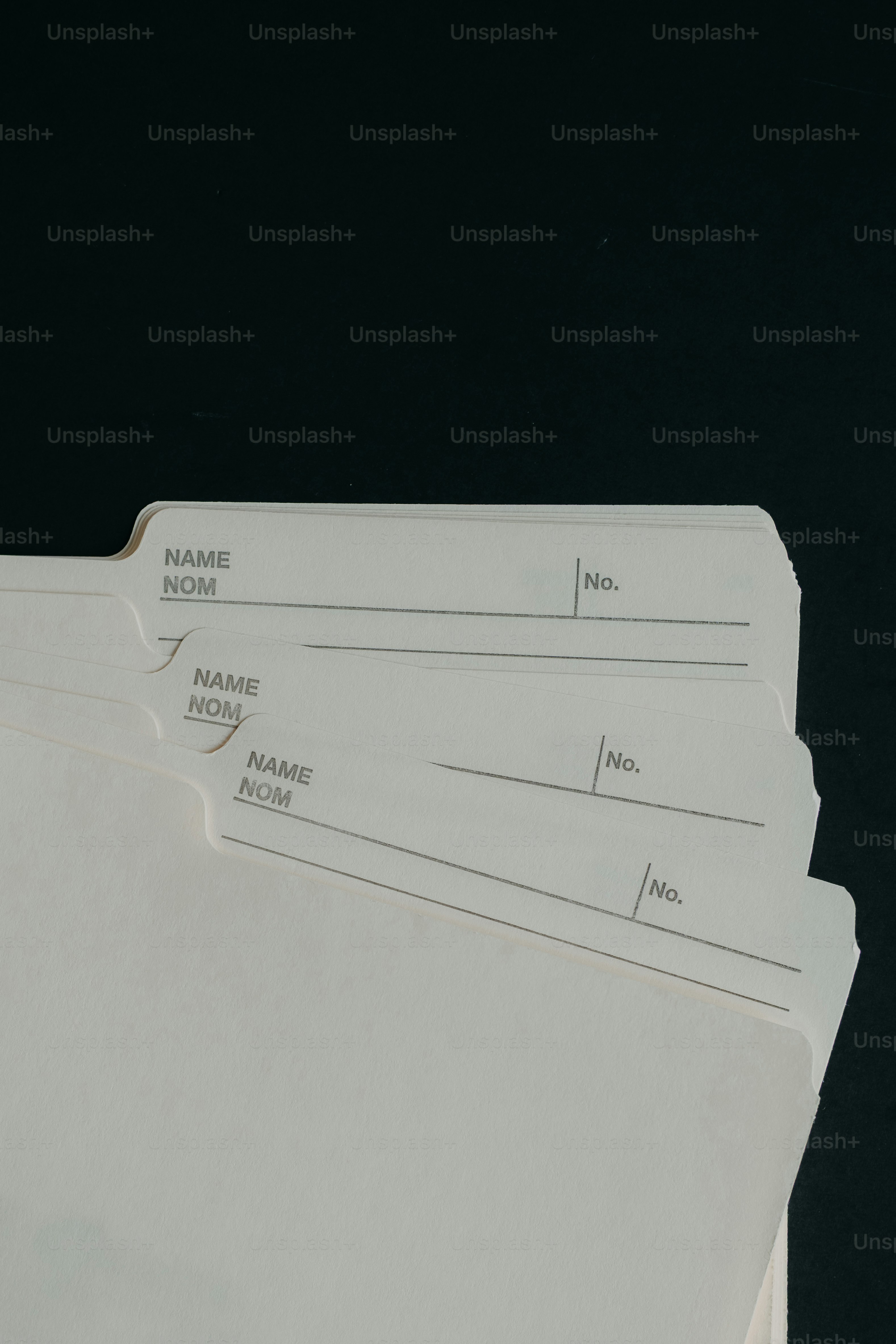 이름과 번호가 적힌 흰색 파일 폴더