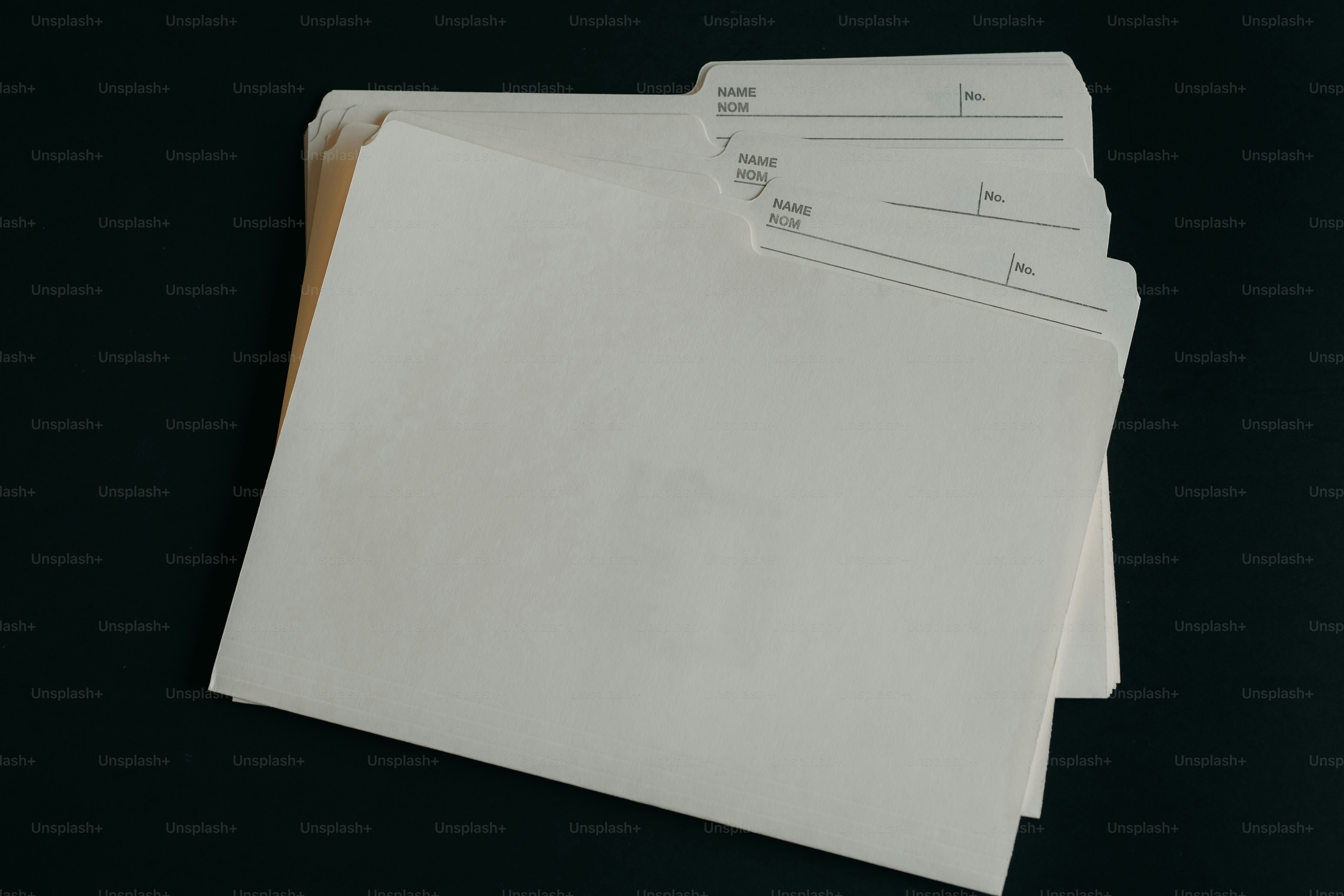 어두운 배경에 빈 흰색 파일 더미