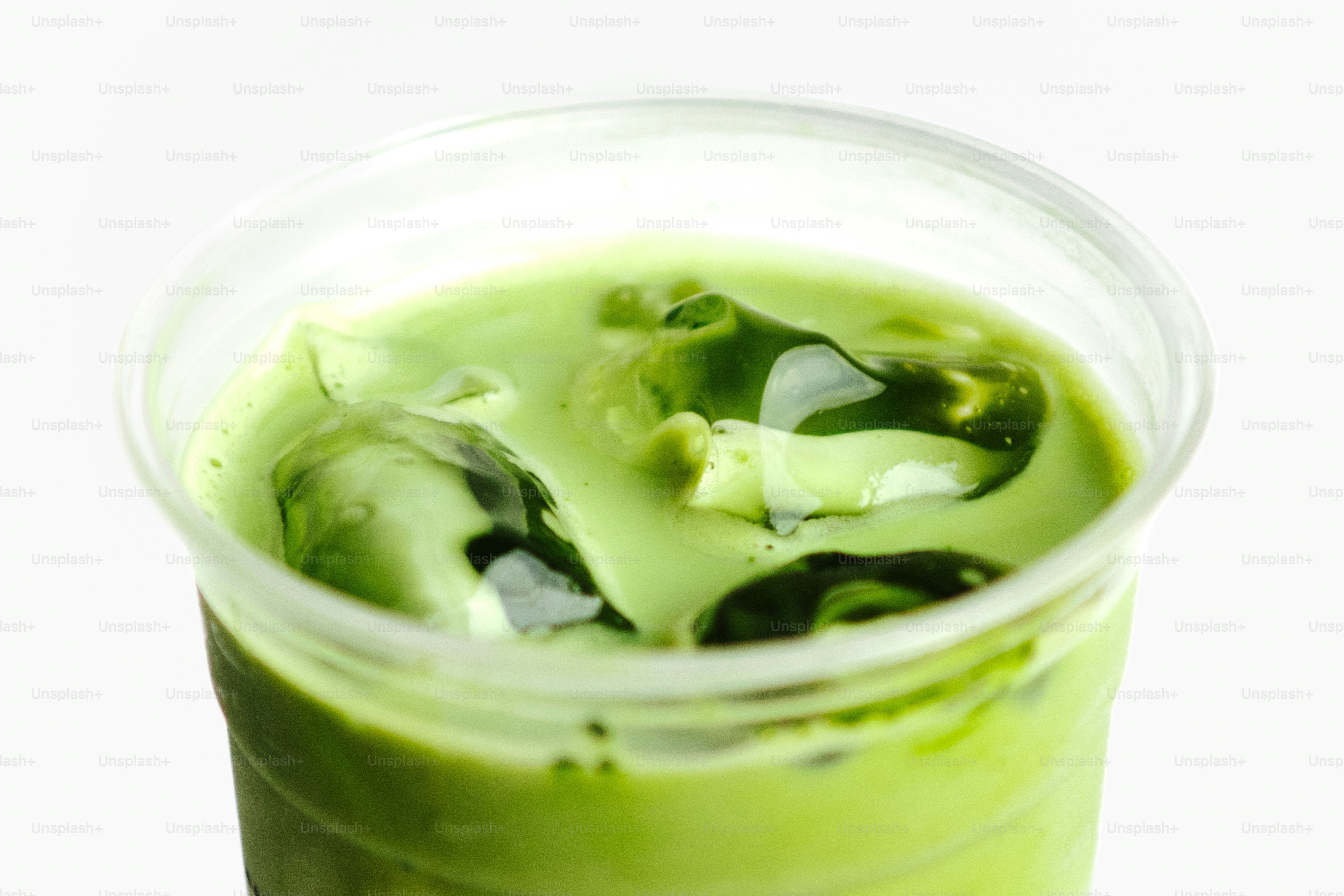 Matcha latte glacé avec glaçons dans un gobelet transparent