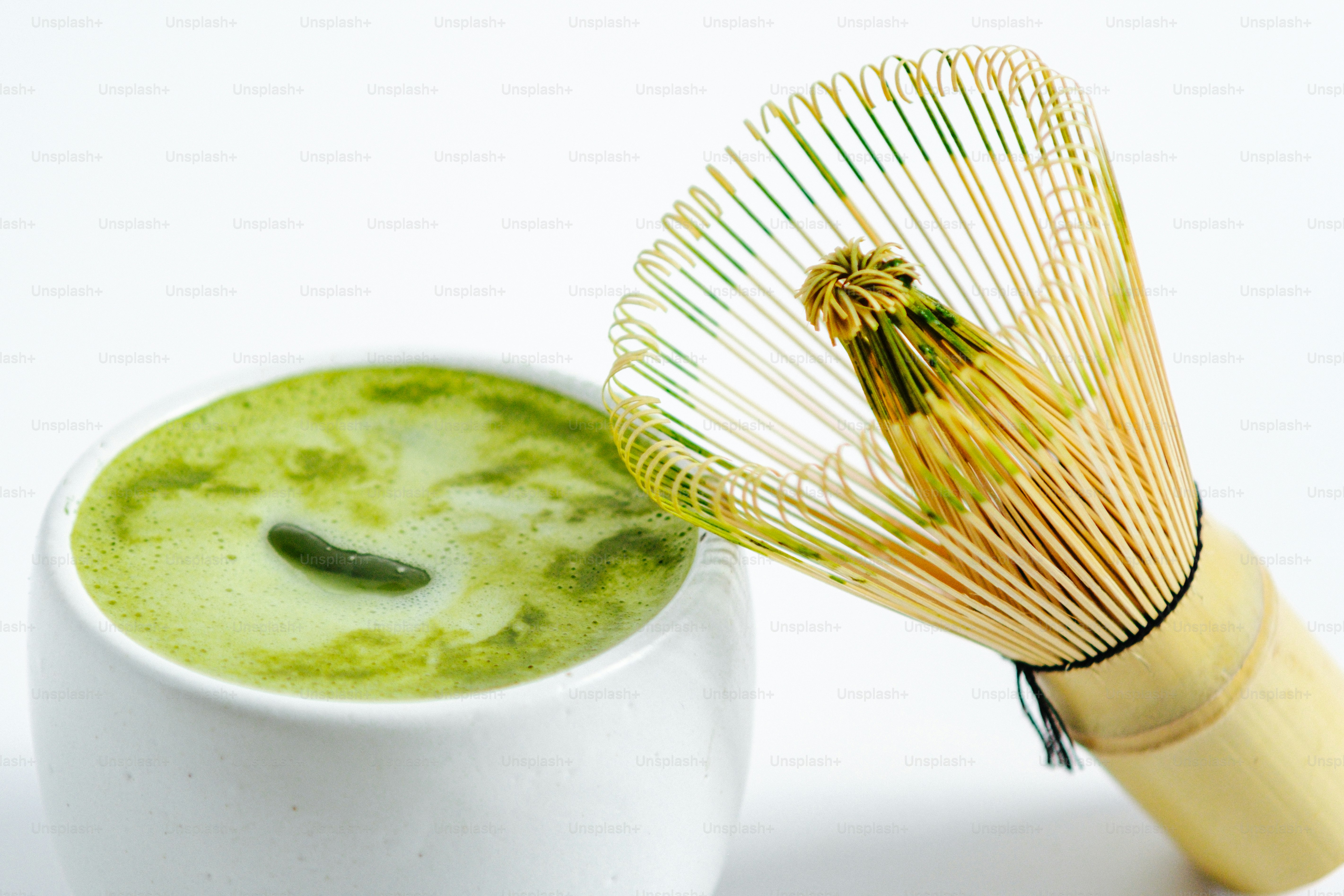 Un thé matcha mousseux avec un fouet en bambou