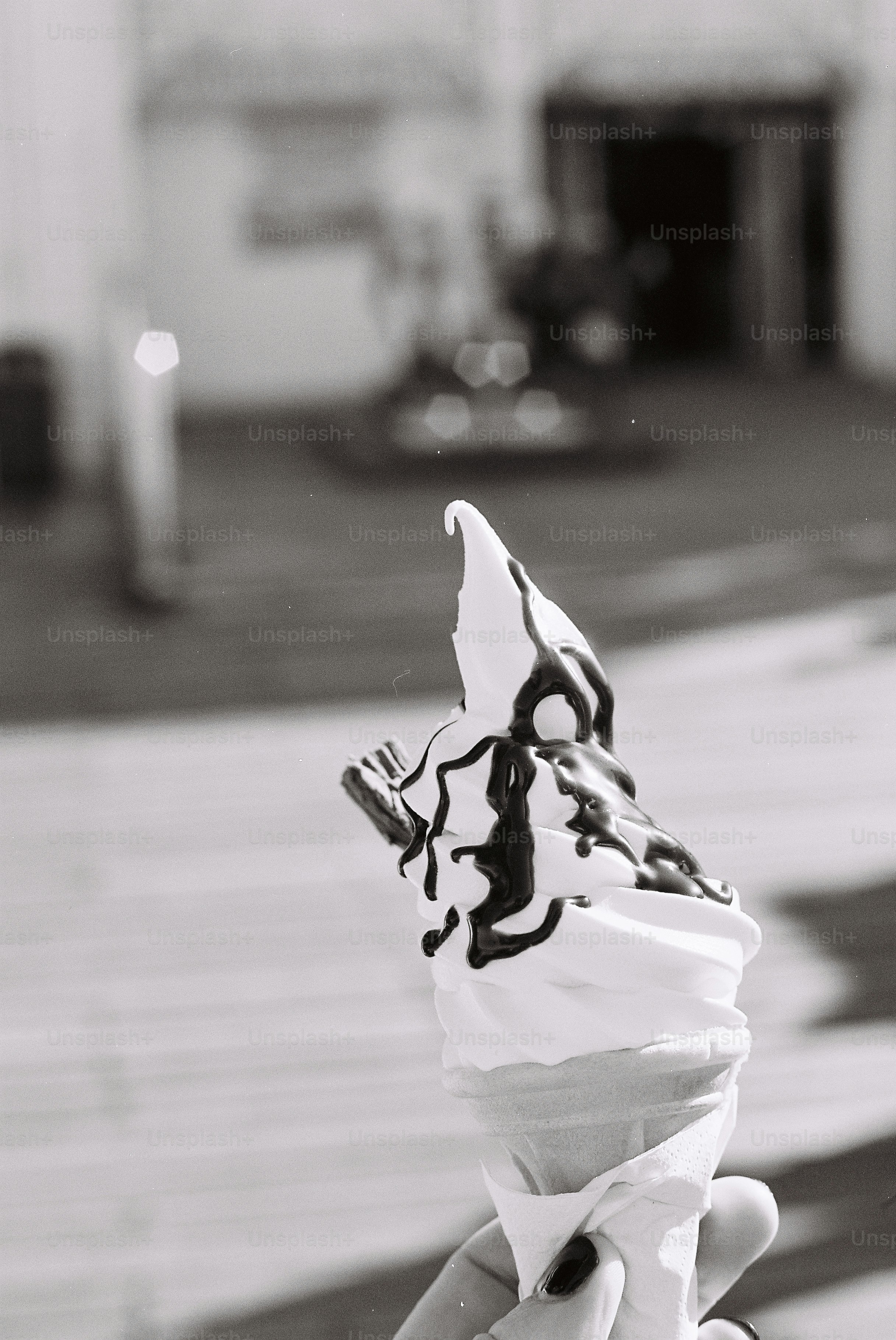 Kerucut es krim dengan gerimis cokelat dan tongkat wafer