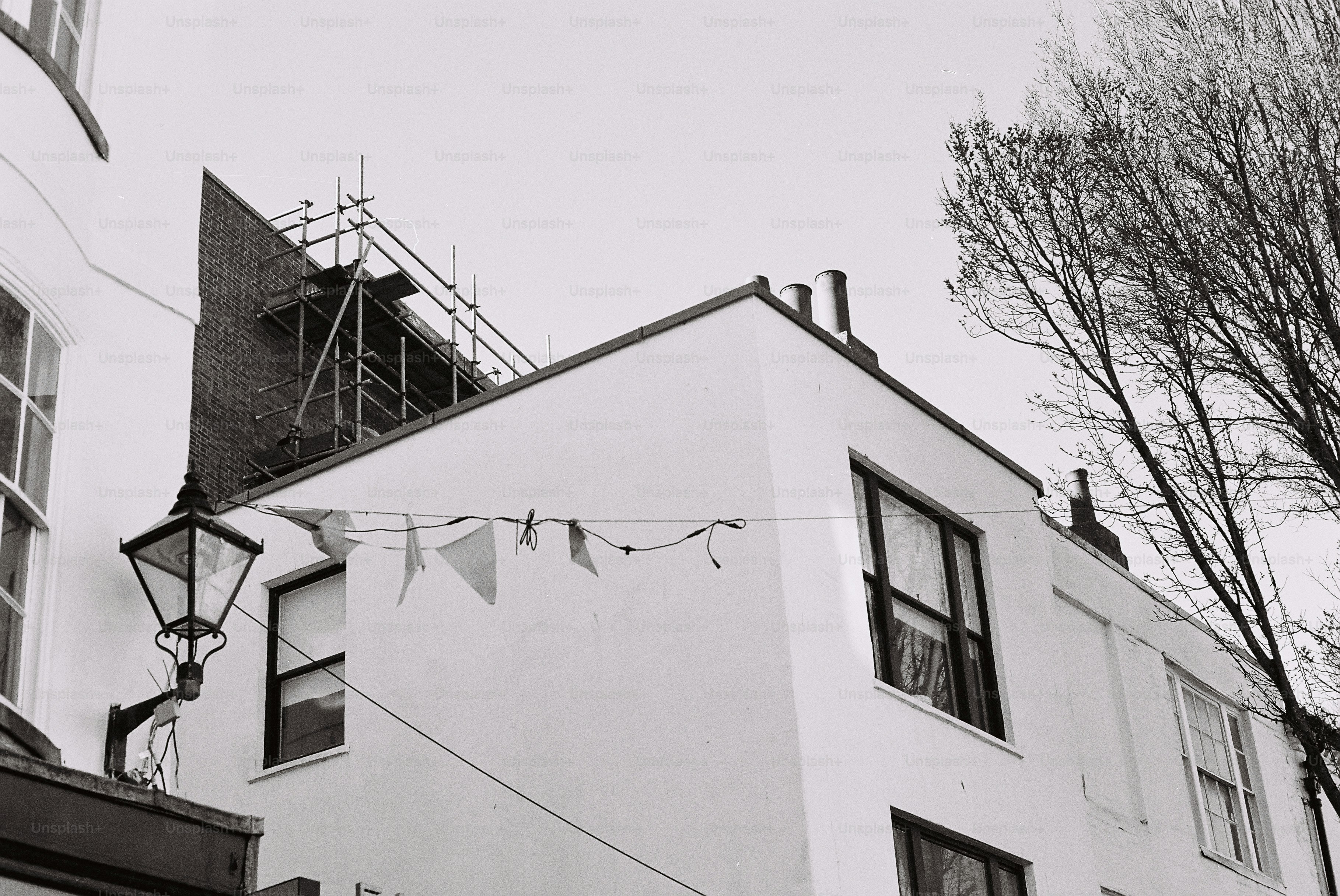 Bangunan putih dengan bunting dan perancah di bawah langit