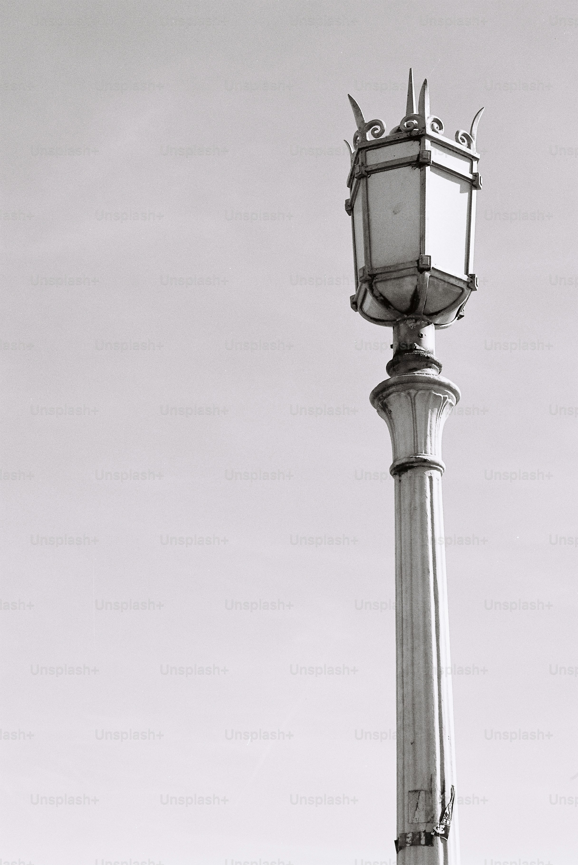 Tiang lampu berornamen di langit cerah