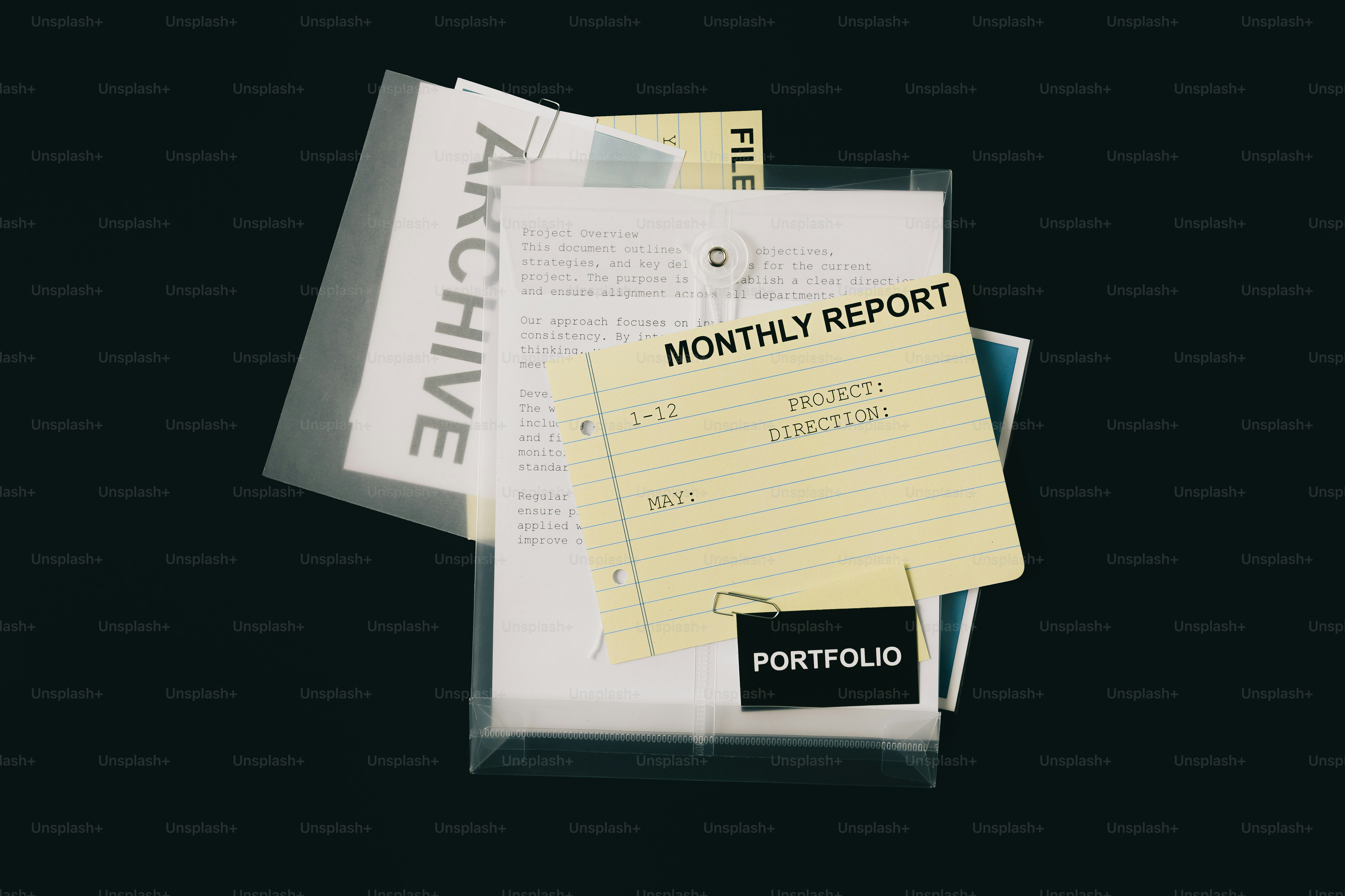 Documenti e file in una cartella di plastica trasparente.