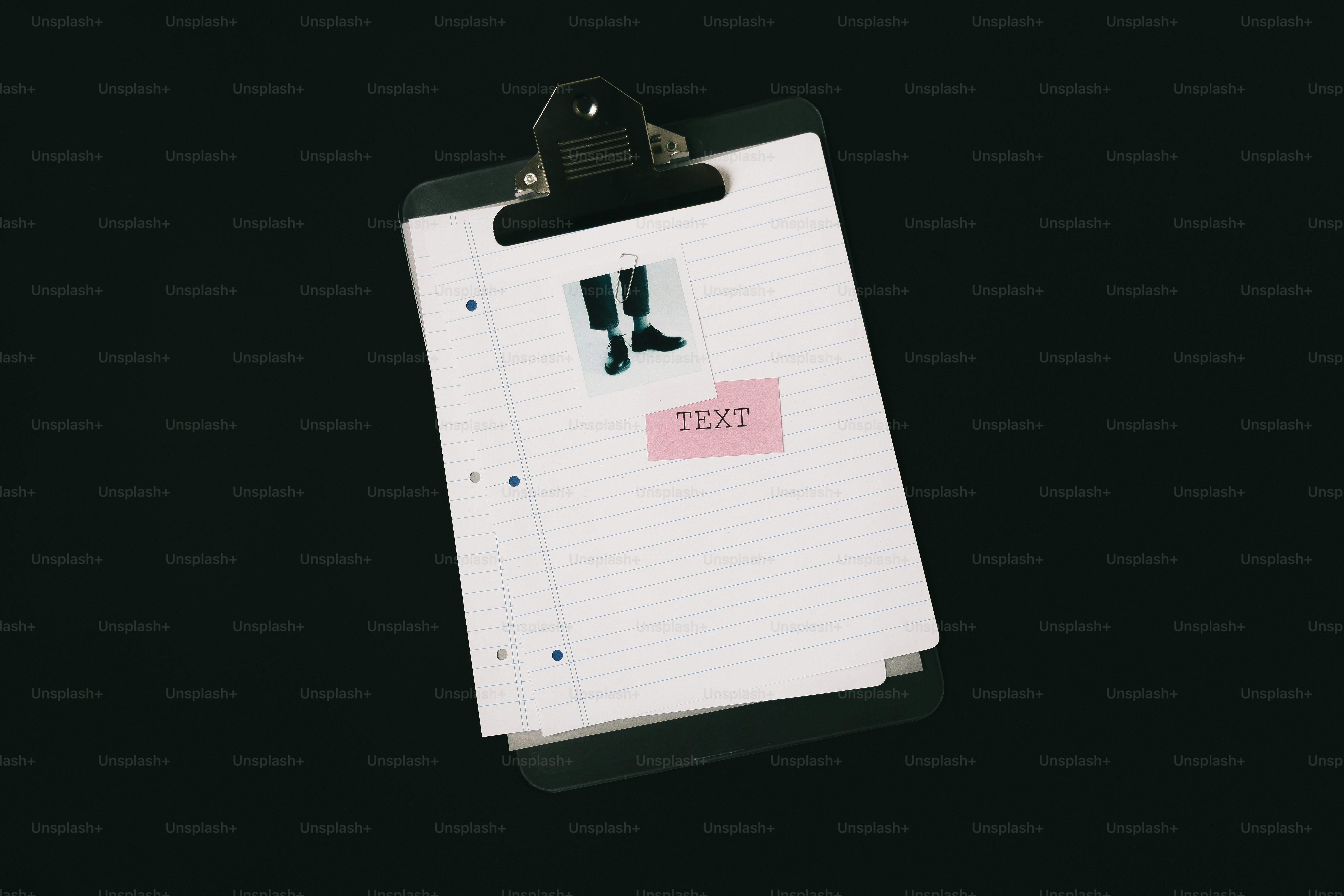 Cartellino con fogli e un post-it rosa.