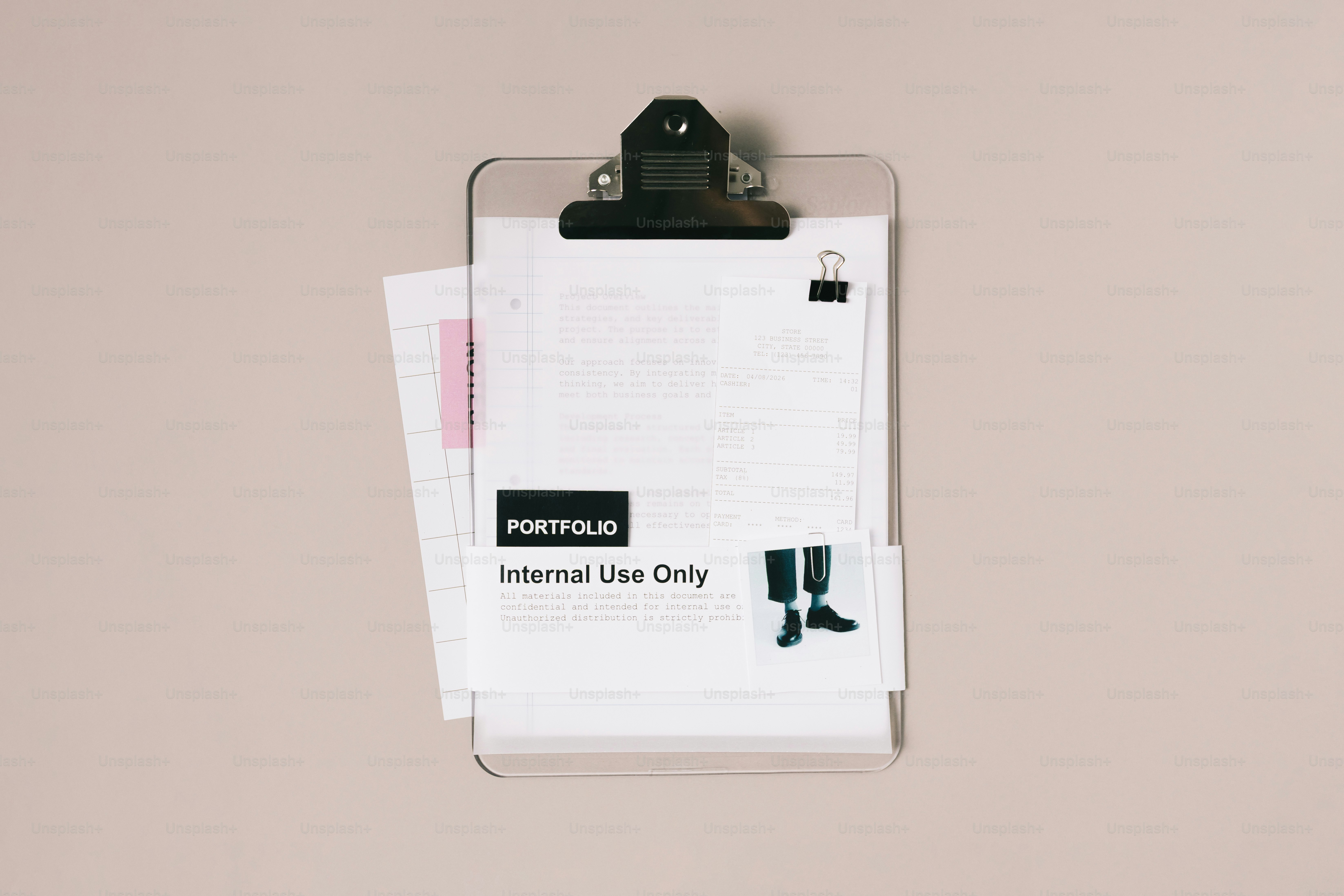 Cartellino con fogli e una linguetta rosa.