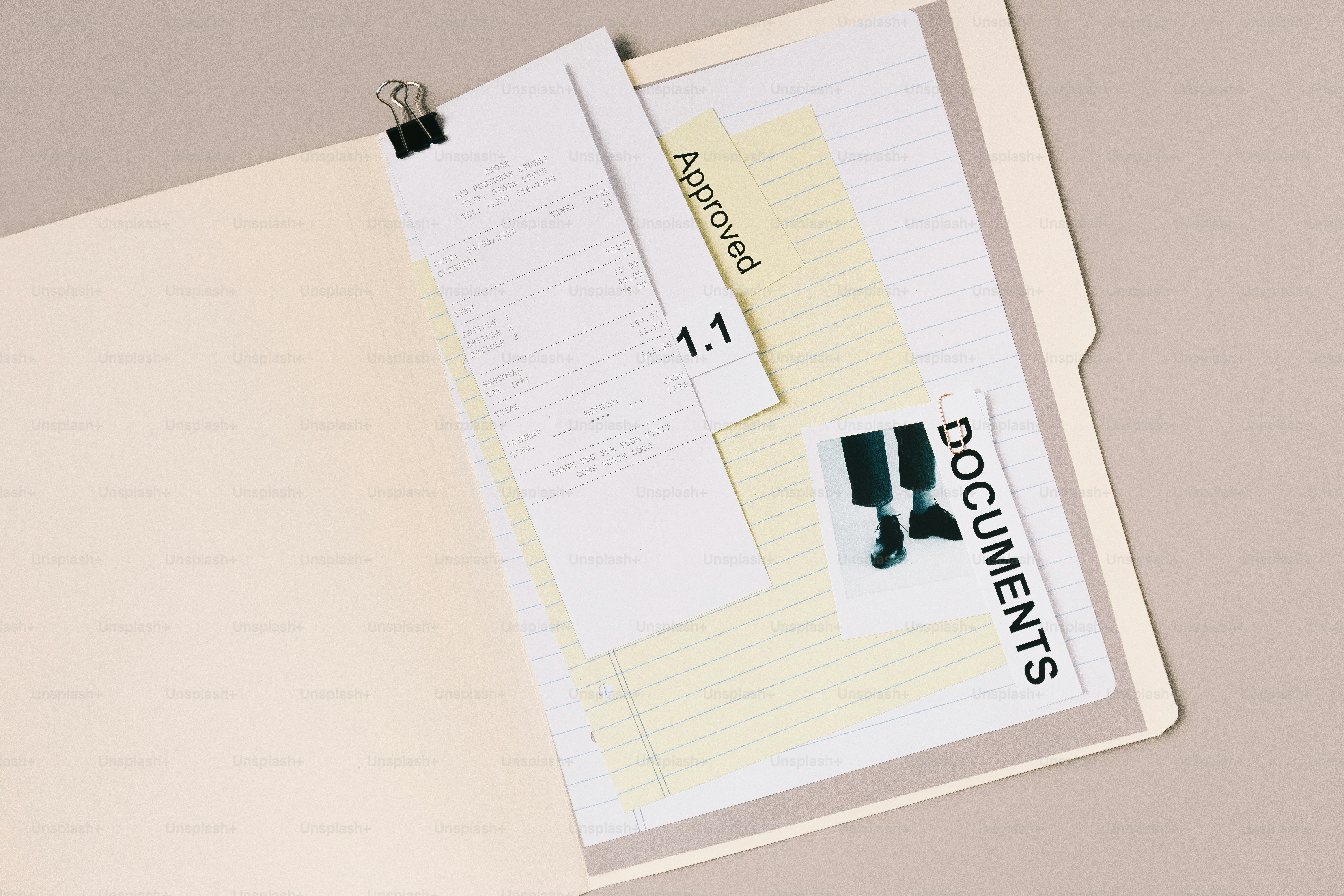 Documenti in una cartella manila con clip raccoglitore