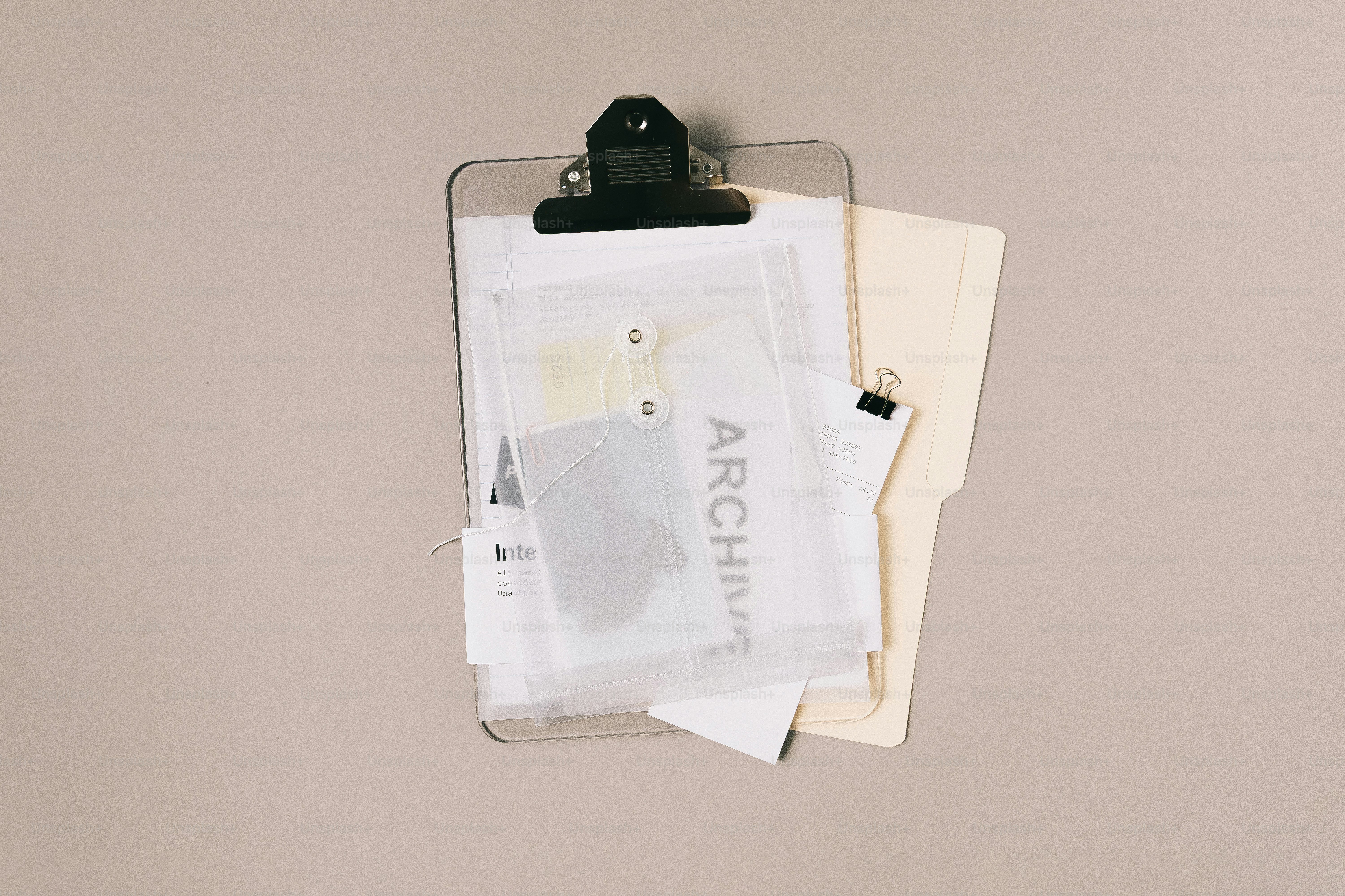Blocco clip trasparente che contiene documenti e cartelle