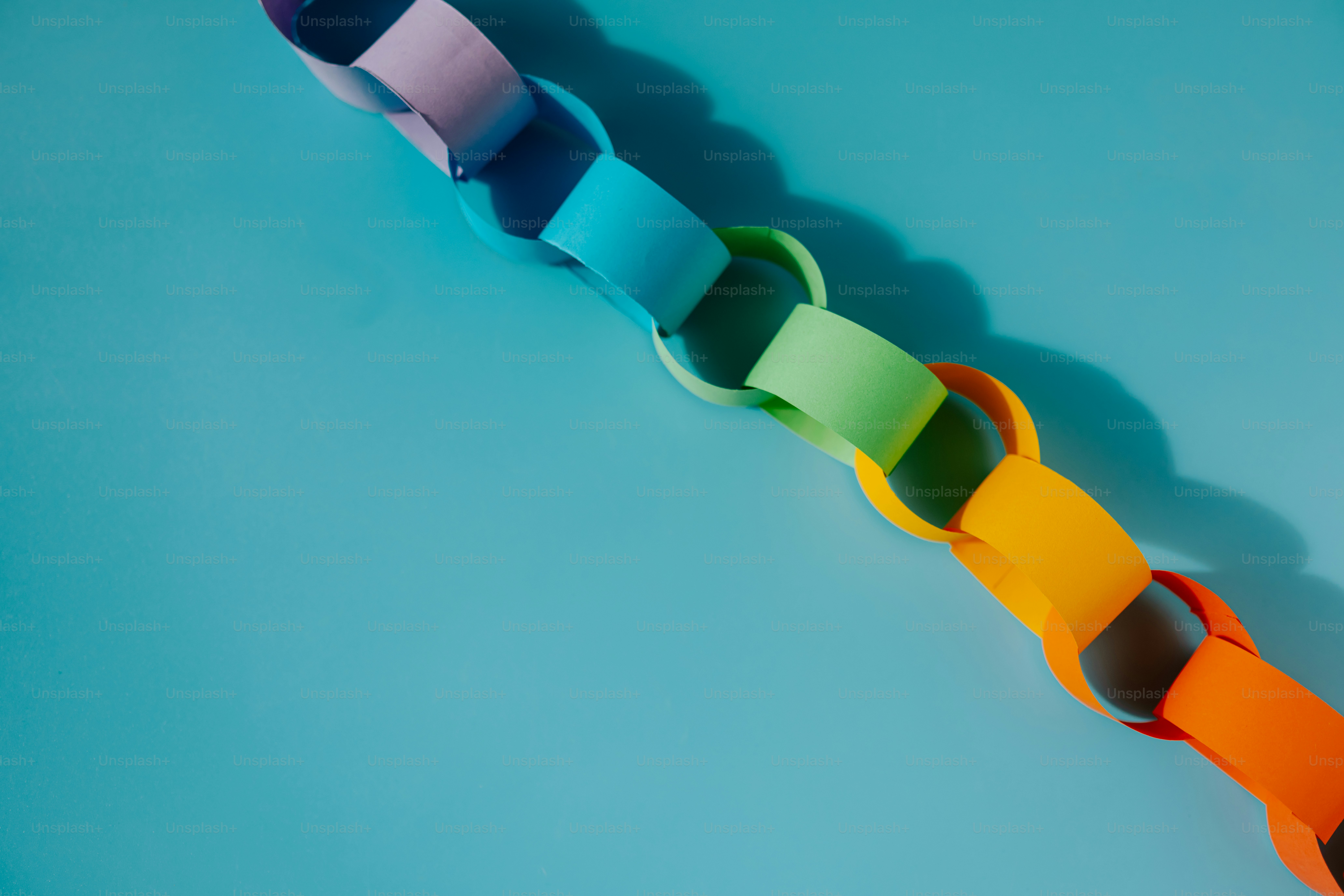 Una cadena de papel colorida sobre fondo azul