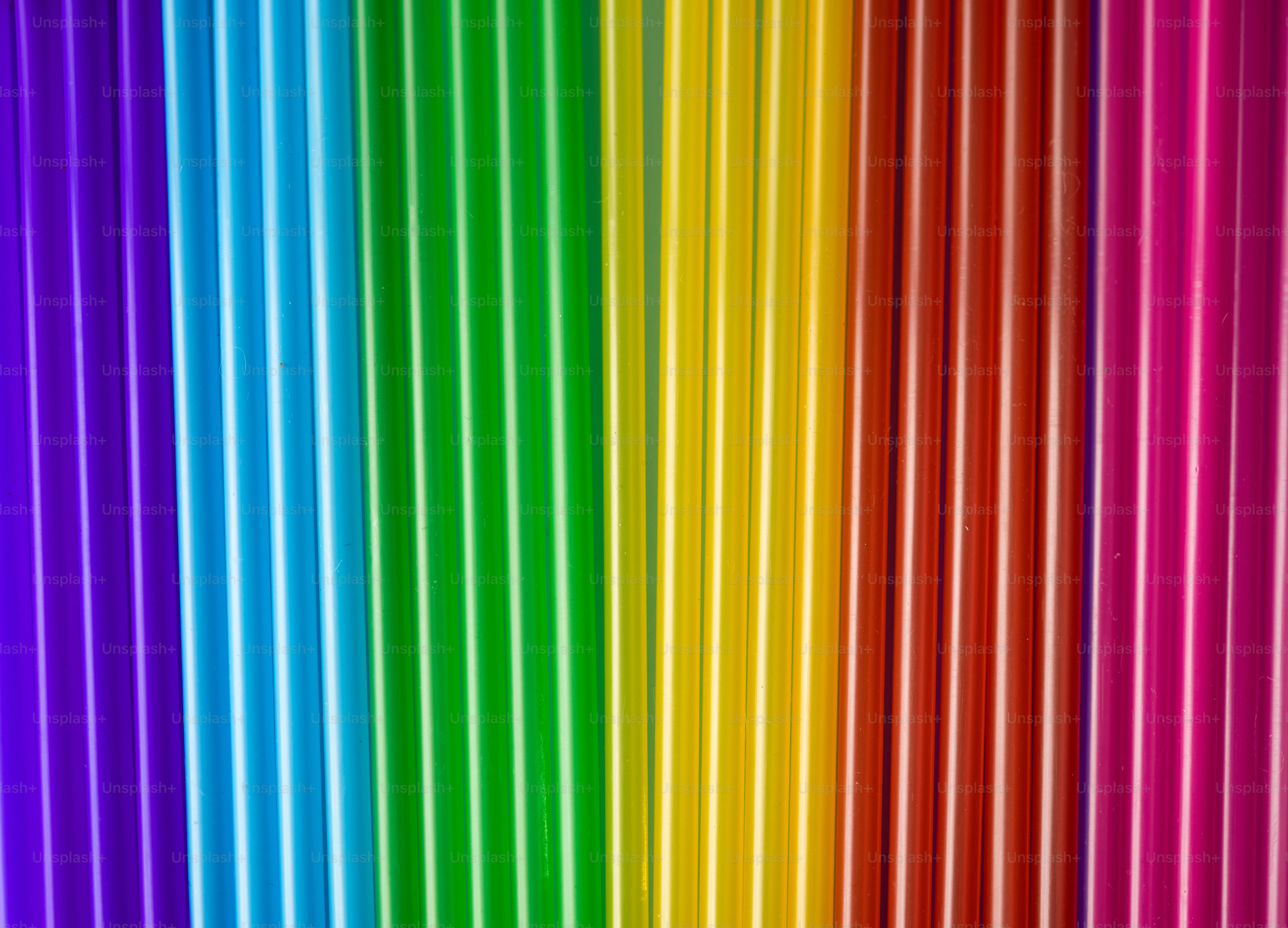 Sedotan minum warna-warni disusun dalam pola pelangi