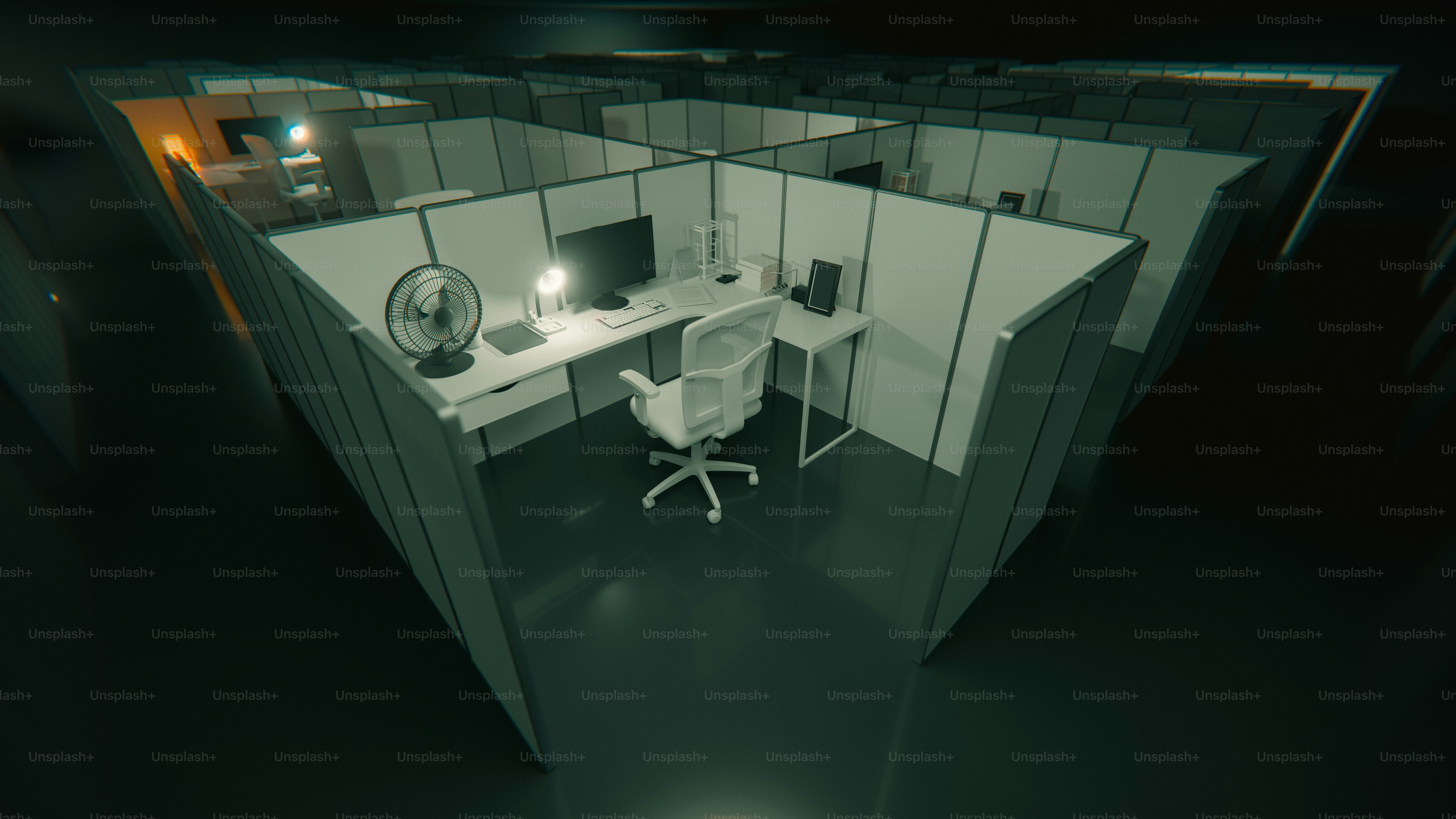 책상과 컴퓨터가 놓인 빈 사무실 칸막이