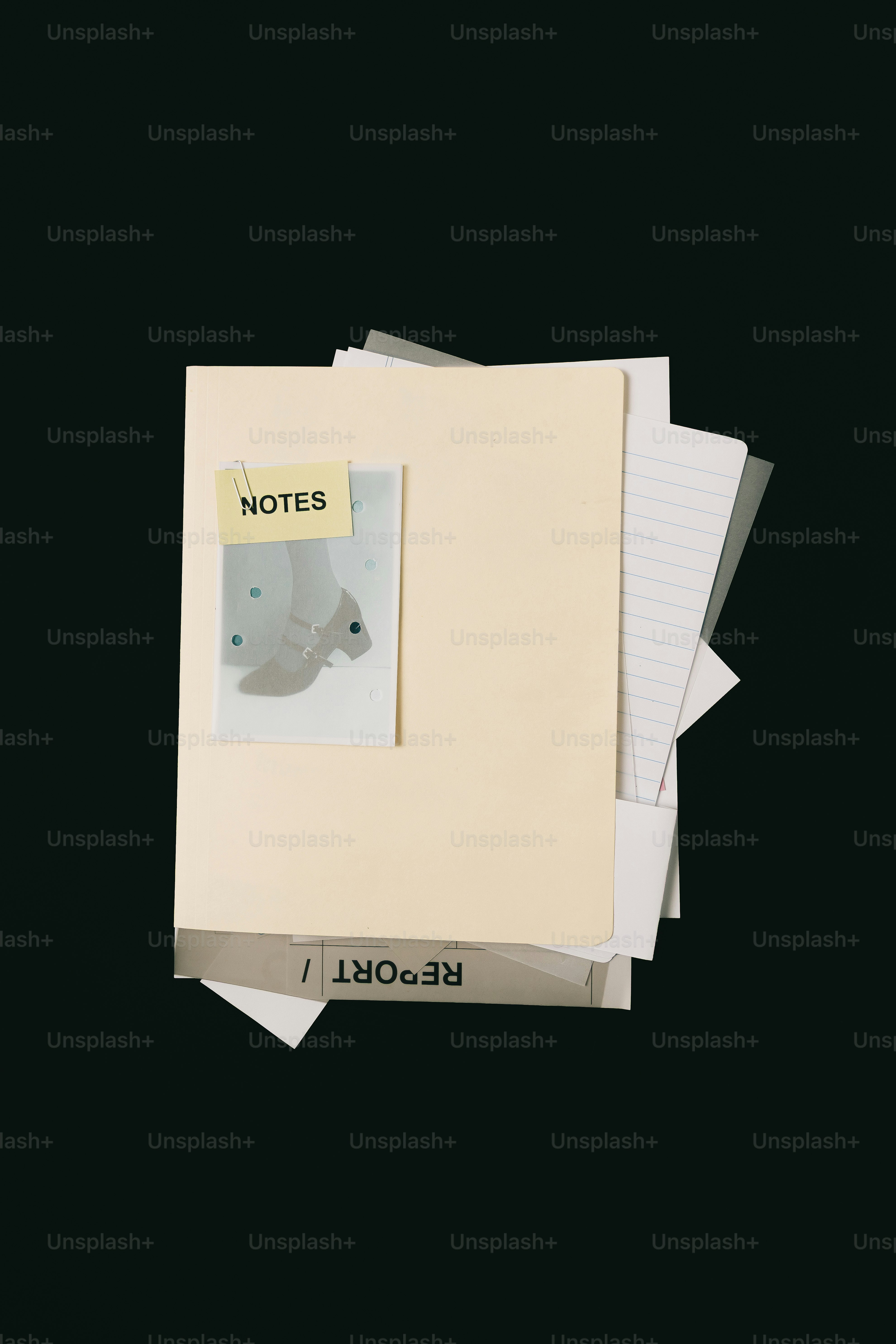 Una pila di fogli e una cartella etichettata 'appunti'