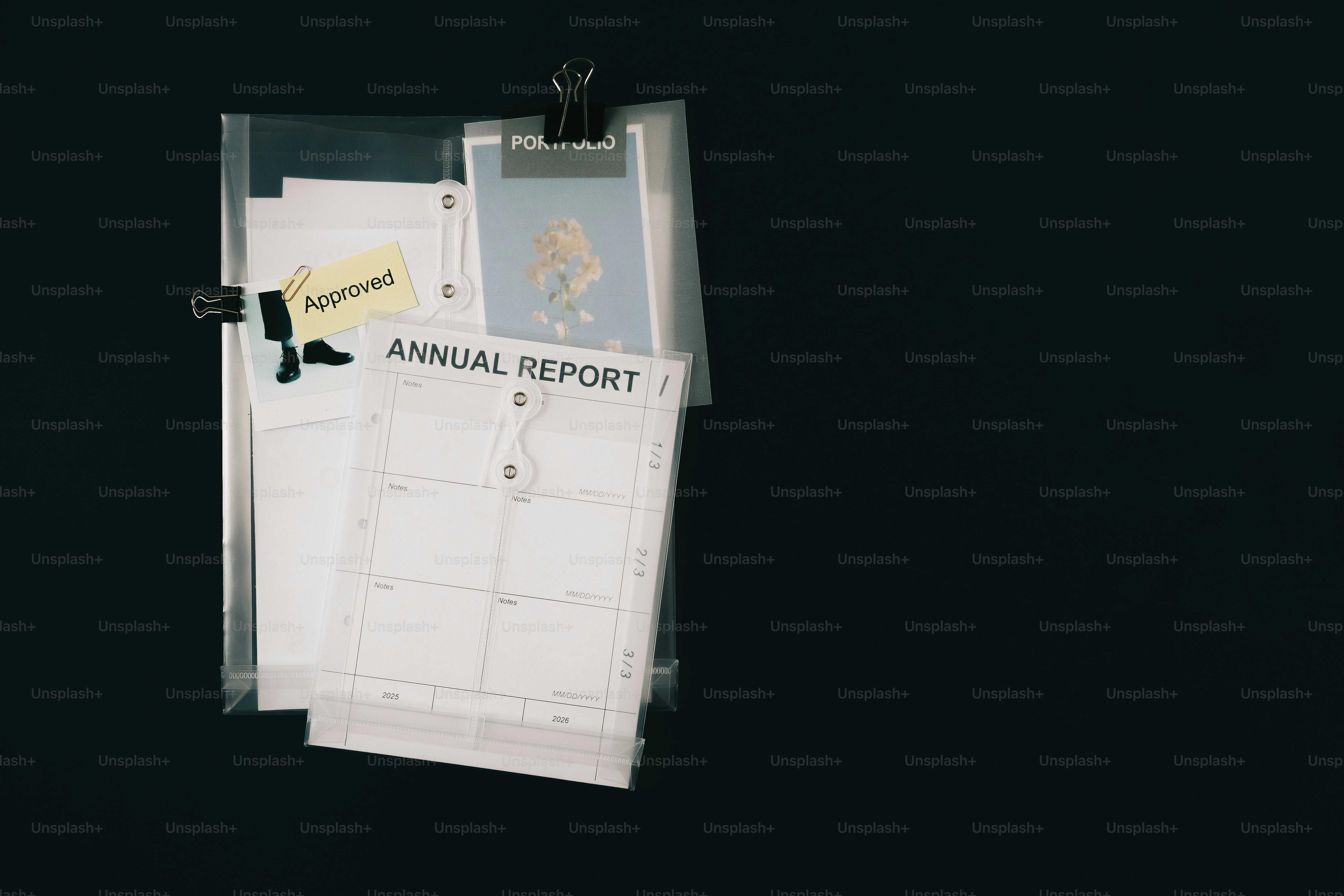 Pagine del rapporto annuale agganciate a una lavagna