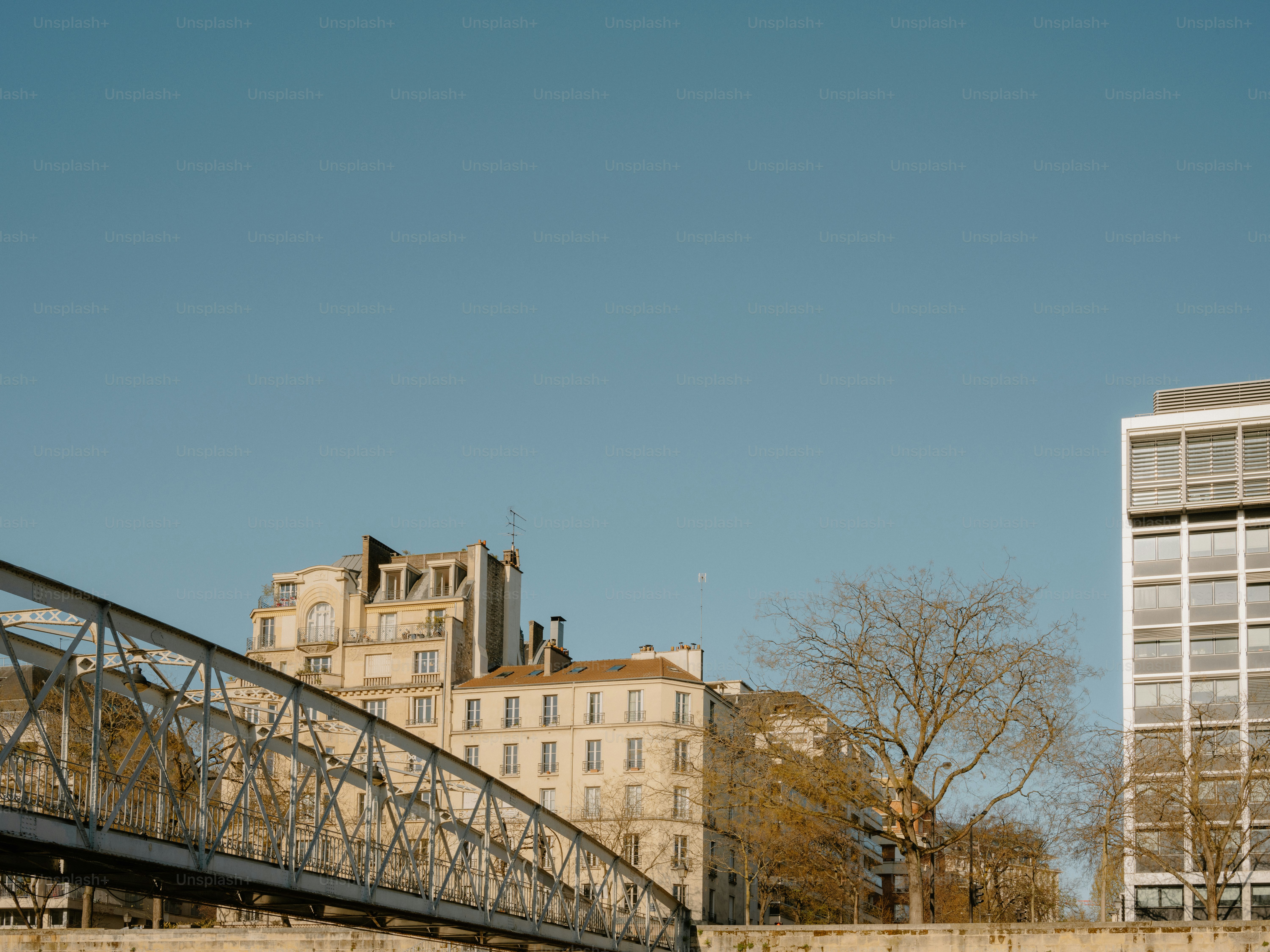 Edificios y puente bajo un cielo azul claro