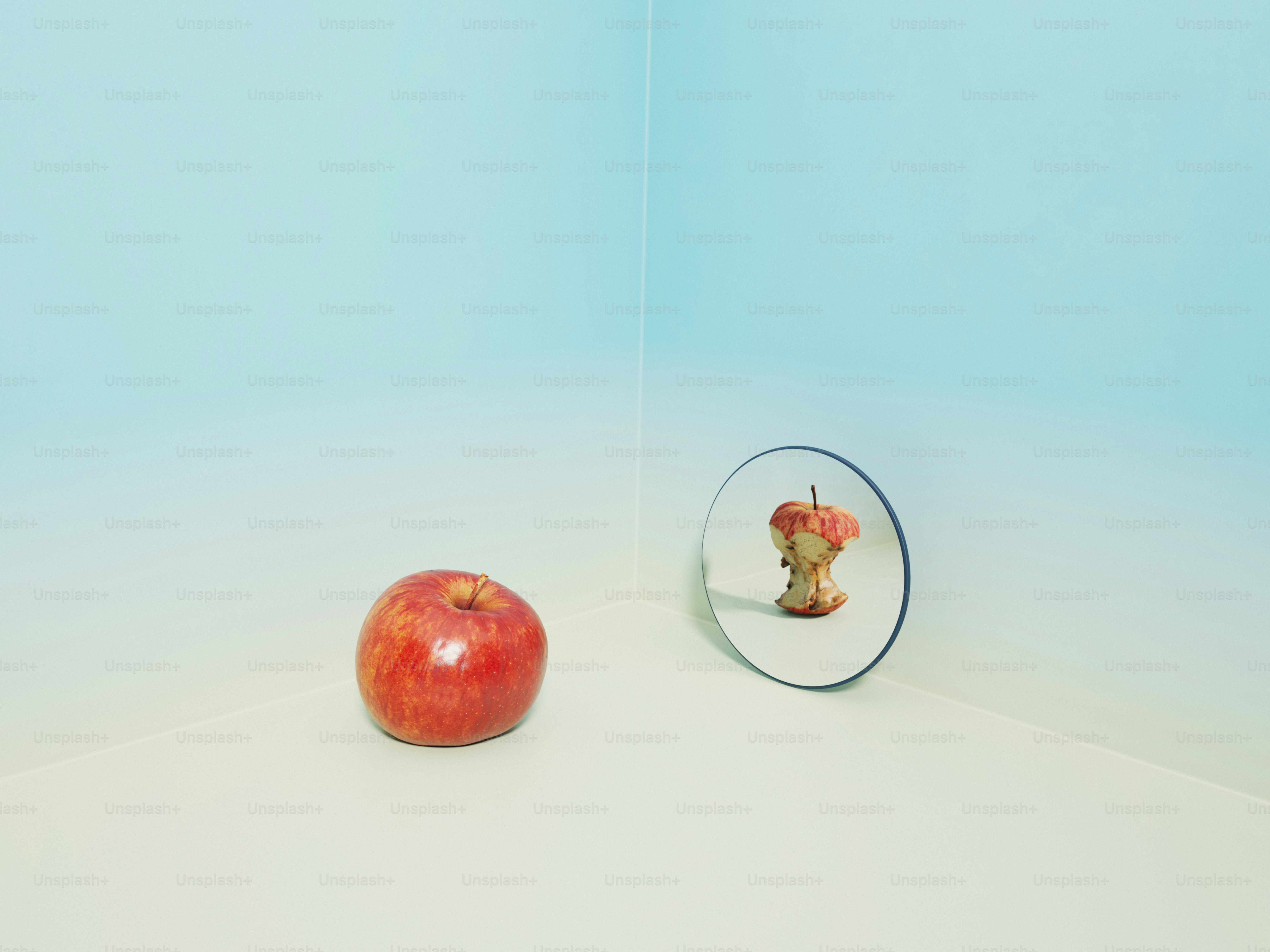A red apple and its reflection in a mirror. photo – Food Image on Unsplash