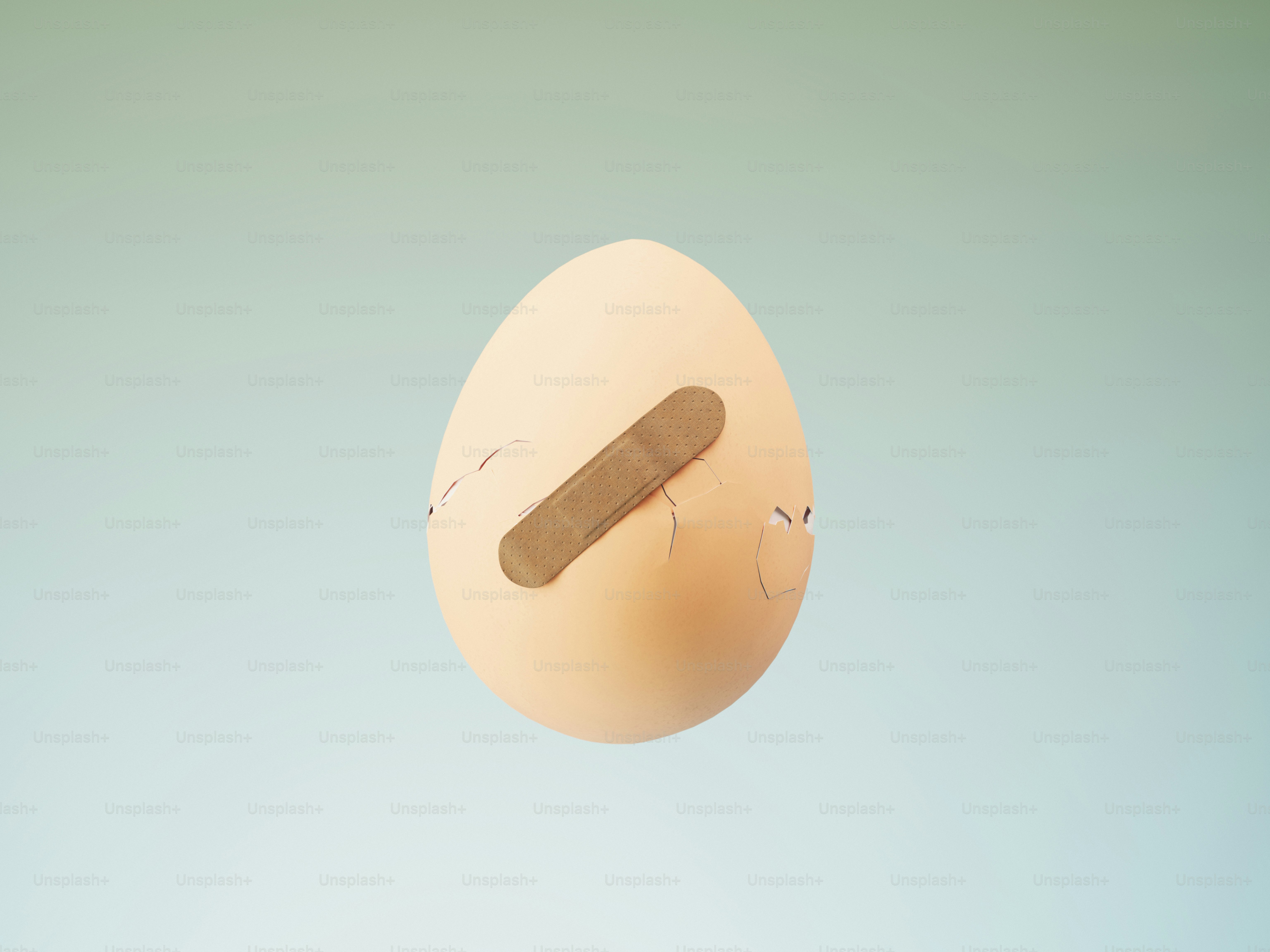붕대가 감긴 깨진 달걀